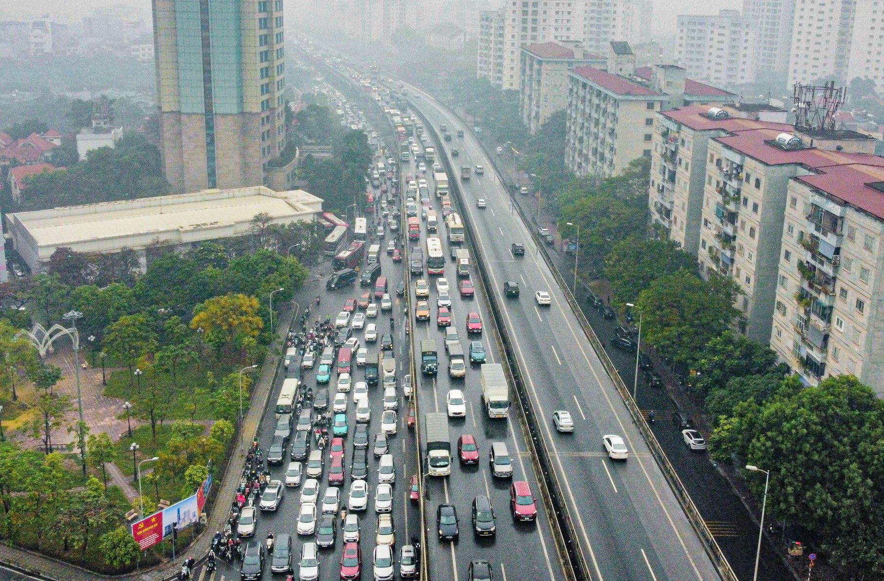 D&ograve;ng người &ugrave;n &ugrave;n rời Thủ đ&ocirc; ng&agrave;y đầu nghỉ Tết Dương lịch- Ảnh 3.