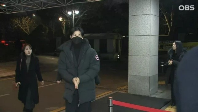 Nam diễn vi&ecirc;n xứ Trung - Hứa Quang H&aacute;n che k&iacute;n mặt tiễn đưa Lee Sun Kyun