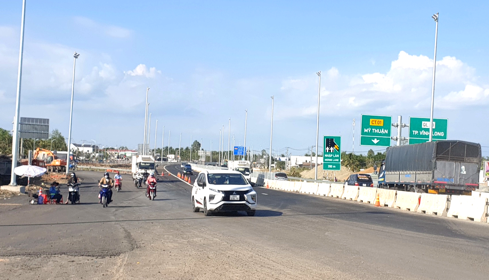 Cao tốc Mỹ Thuận - Cần Thơ th&ocirc;ng xe hai chiều, xe cộ tấp nập ng&agrave;y cuối năm- Ảnh 4.