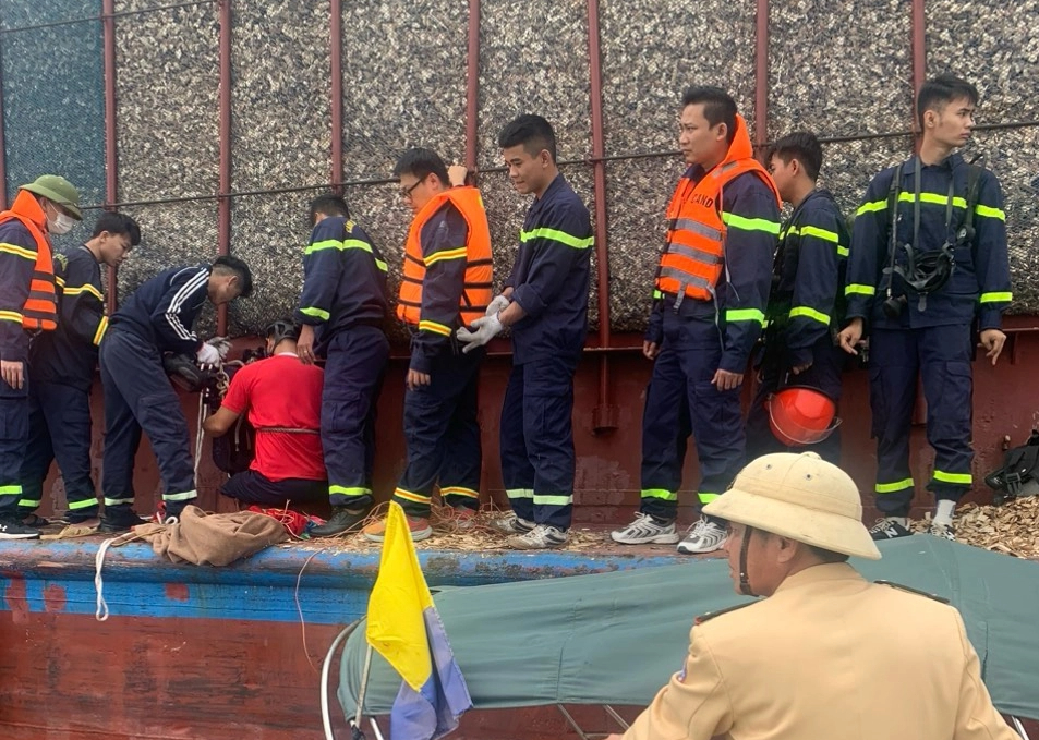 Ba người c&ugrave;ng nh&agrave; ngạt kh&iacute;, thiệt mạng dưới hầm t&agrave;u chở dăm gỗ- Ảnh 2.