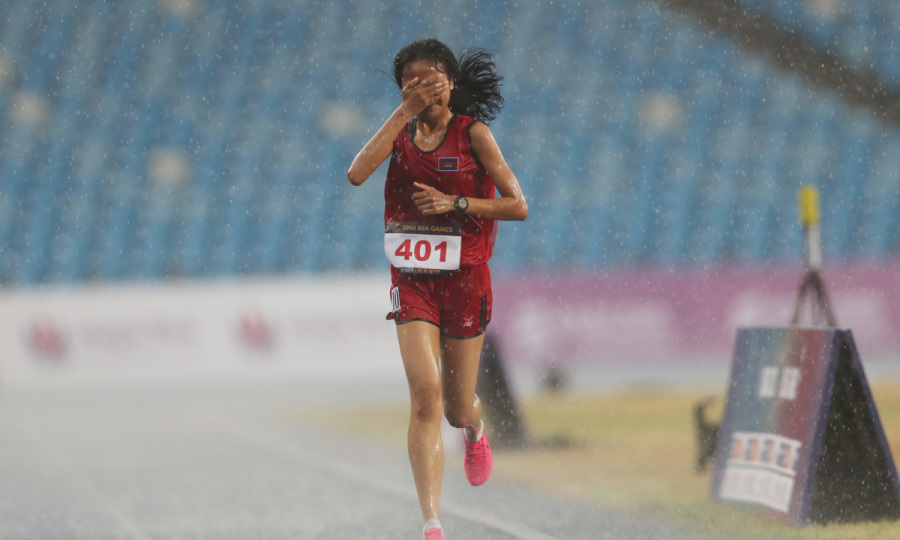 VĐV vừa chạy vừa kh&oacute;c ở SEA Games 32 gi&agrave;nh giải h&igrave;nh ảnh thể thao ấn tượng nhất năm 2023- Ảnh 1.