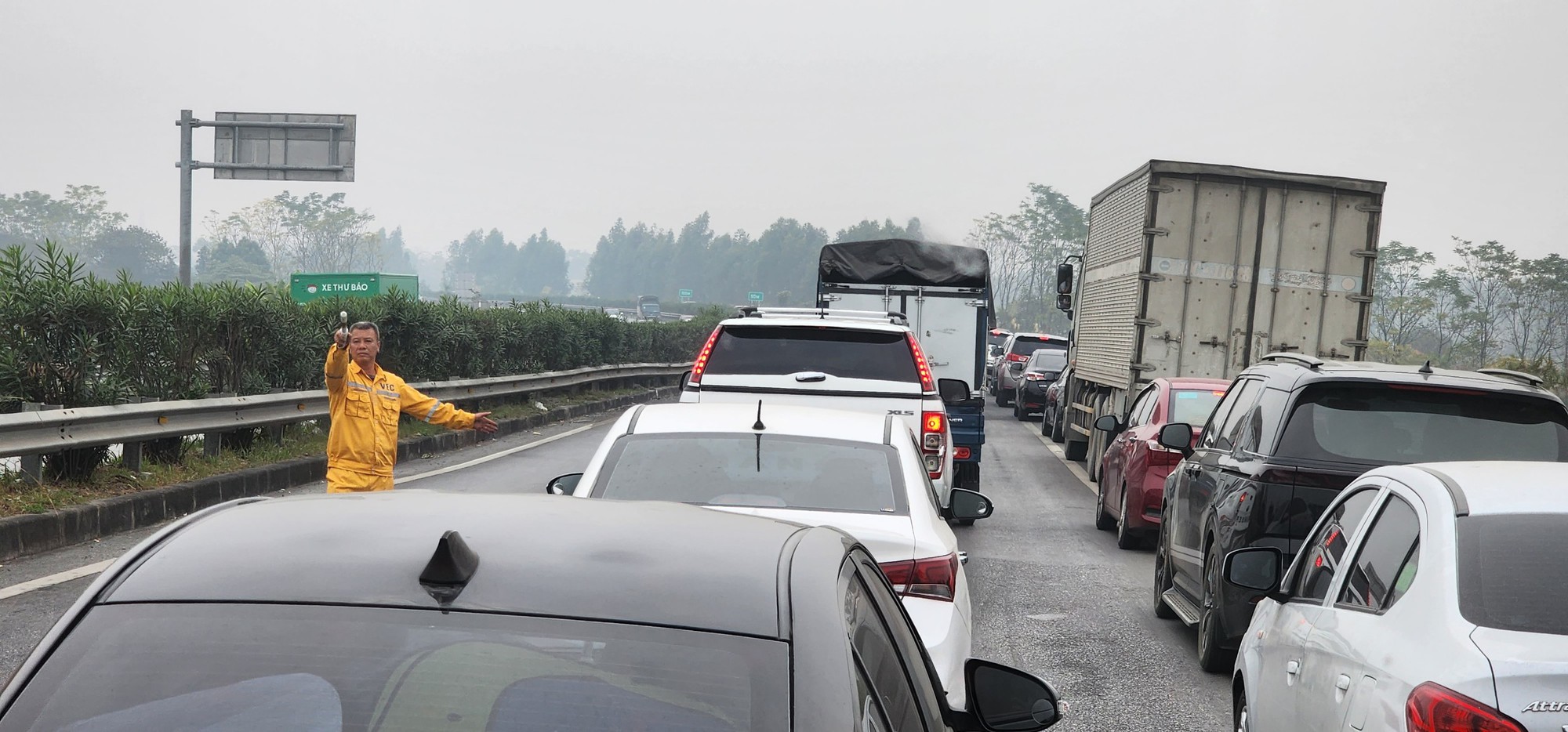 Bốn &ocirc; t&ocirc; đ&acirc;m li&ecirc;n ho&agrave;n, cao tốc Nội B&agrave;i &ndash; L&agrave;o Cai tắc d&agrave;i- Ảnh 8.