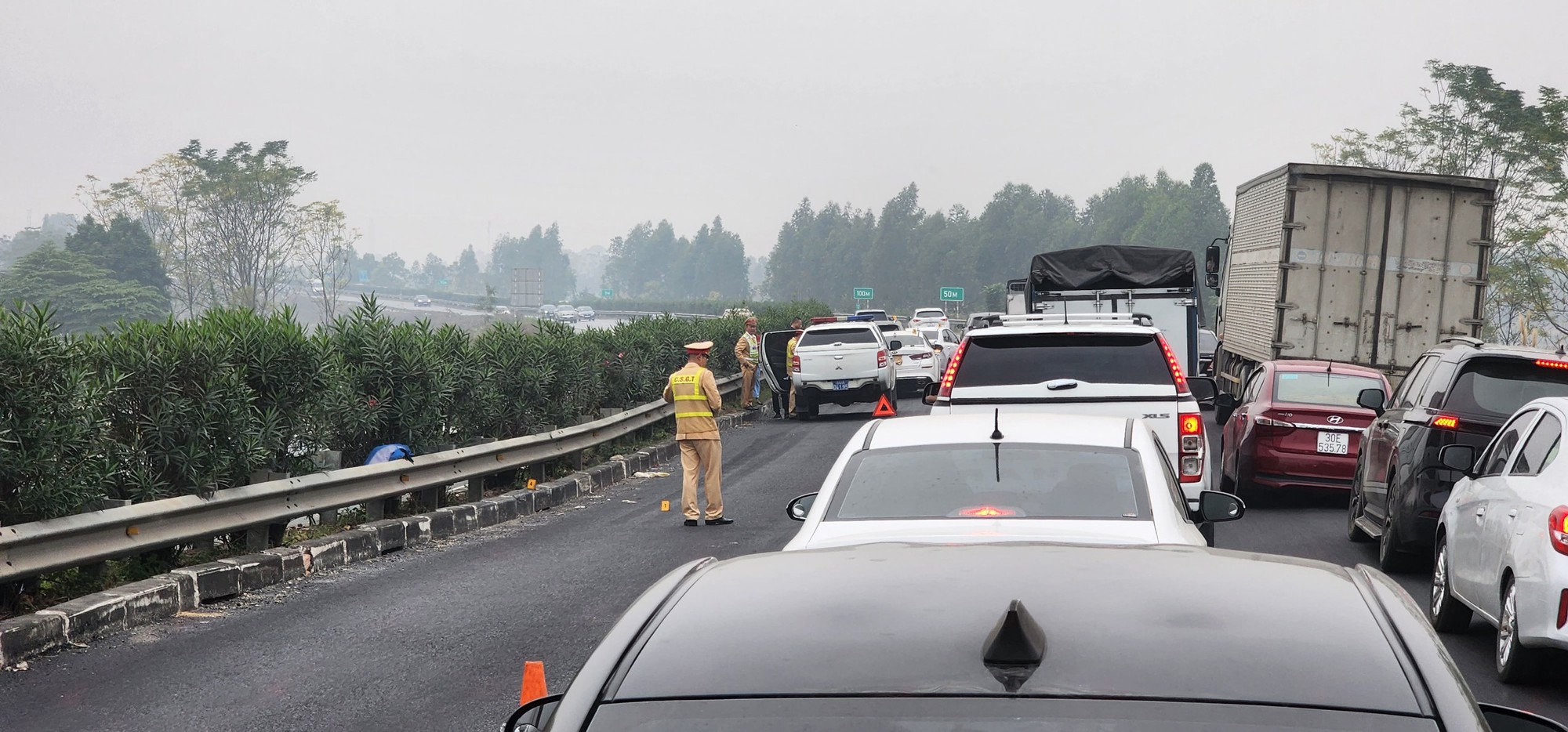 Bốn &ocirc; t&ocirc; đ&acirc;m li&ecirc;n ho&agrave;n, cao tốc Nội B&agrave;i &ndash; L&agrave;o Cai tắc d&agrave;i- Ảnh 7.