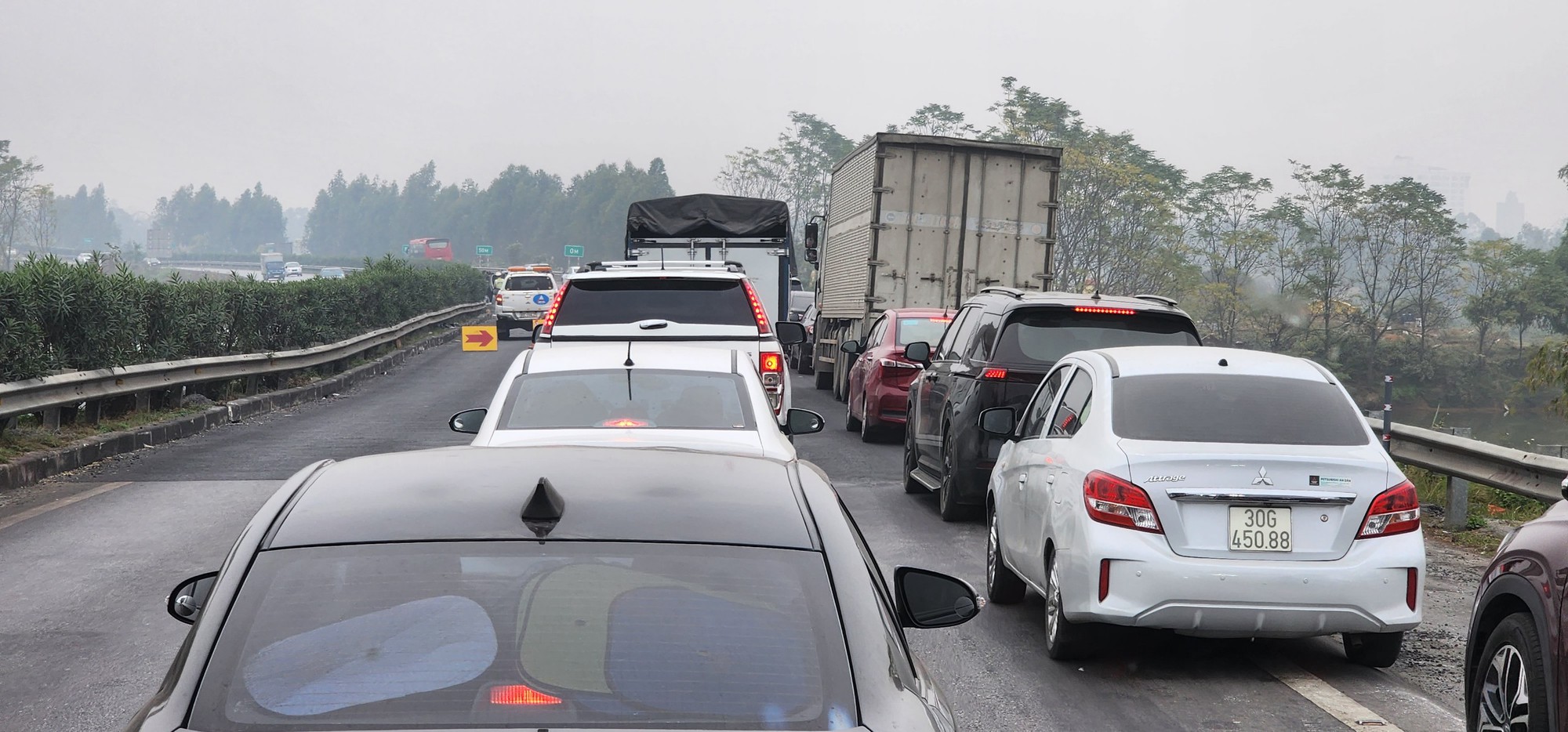 Bốn &ocirc; t&ocirc; đ&acirc;m li&ecirc;n ho&agrave;n, cao tốc Nội B&agrave;i &ndash; L&agrave;o Cai tắc d&agrave;i- Ảnh 6.