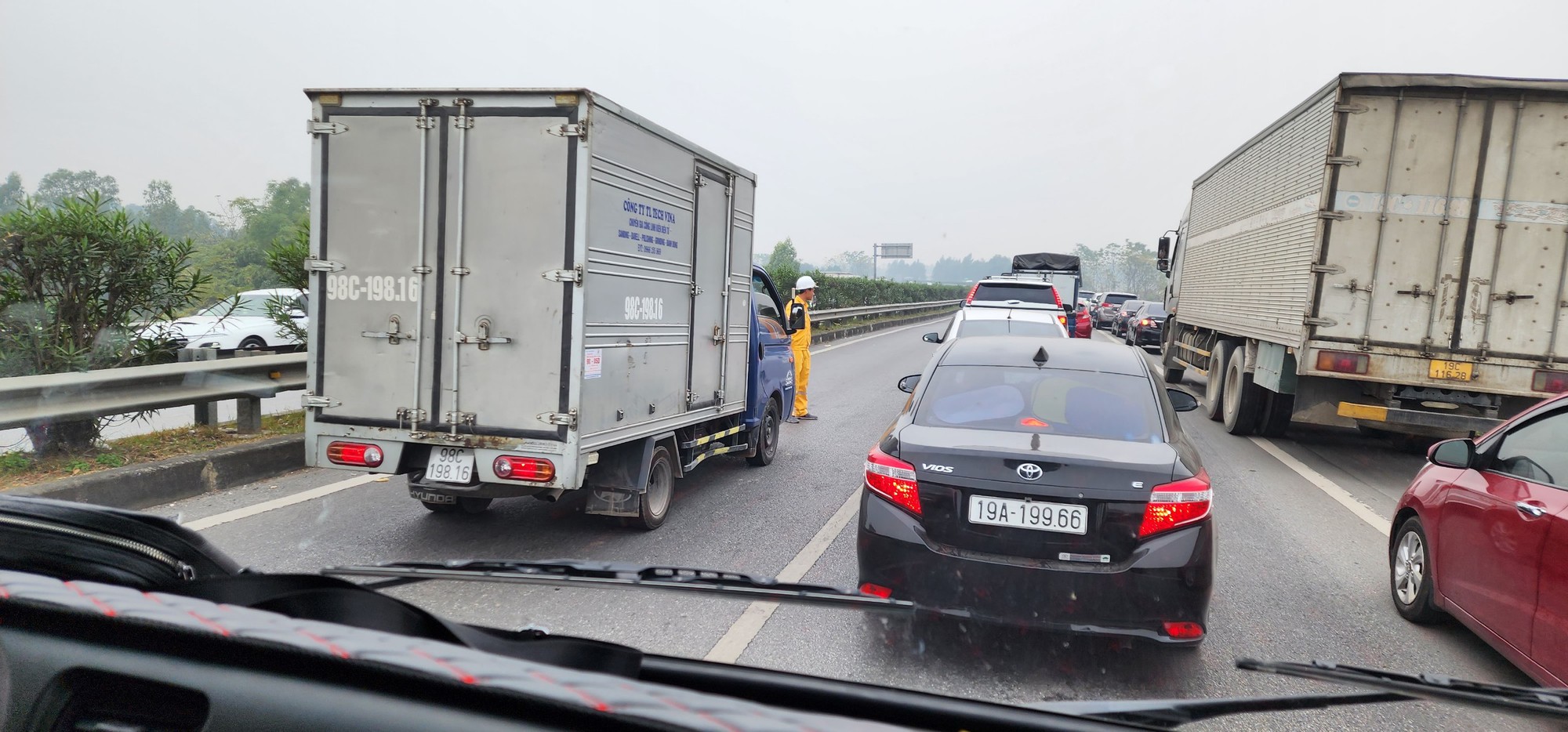 Bốn &ocirc; t&ocirc; đ&acirc;m li&ecirc;n ho&agrave;n, cao tốc Nội B&agrave;i &ndash; L&agrave;o Cai tắc d&agrave;i- Ảnh 11.