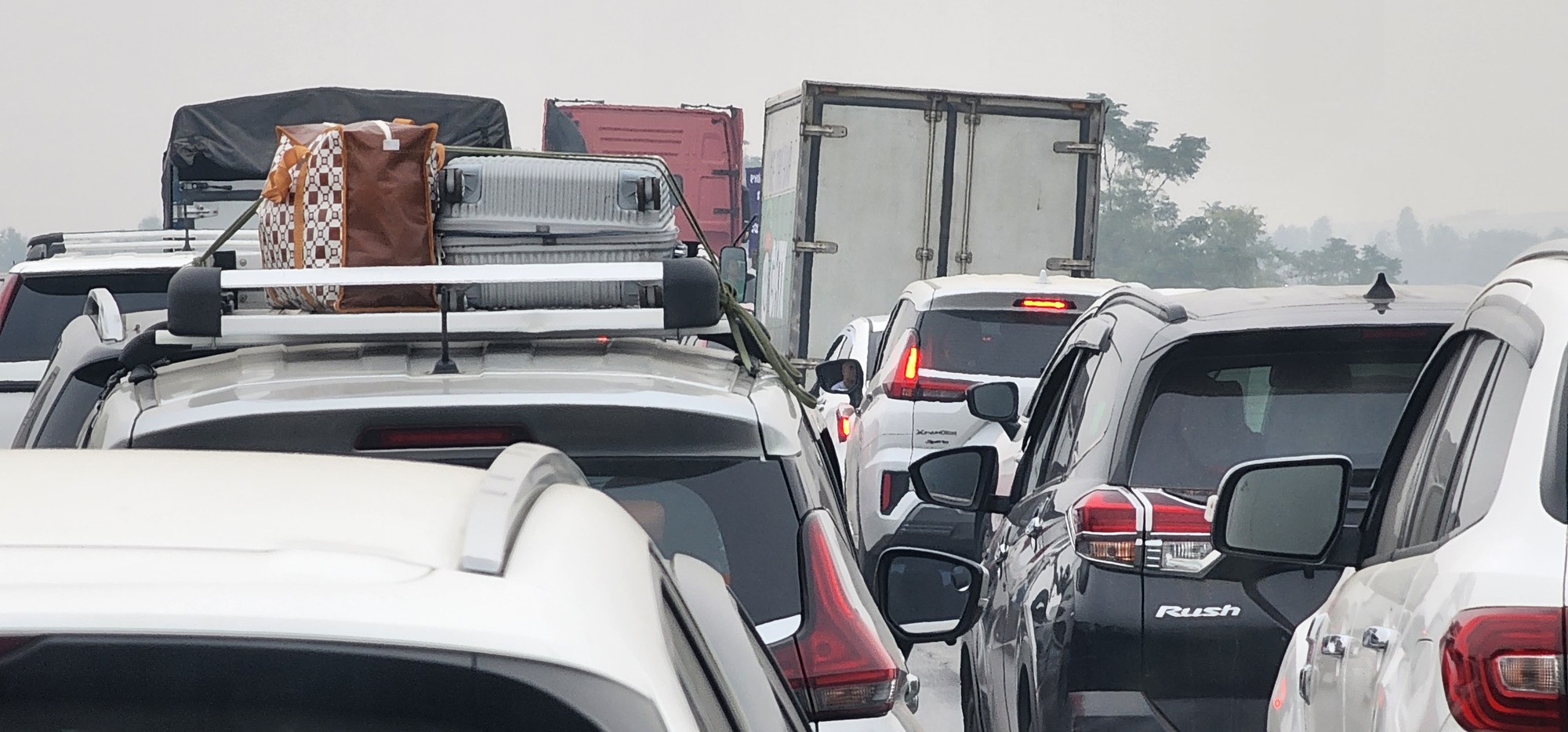 Bốn &ocirc; t&ocirc; đ&acirc;m li&ecirc;n ho&agrave;n, cao tốc Nội B&agrave;i &ndash; L&agrave;o Cai tắc d&agrave;i- Ảnh 5.