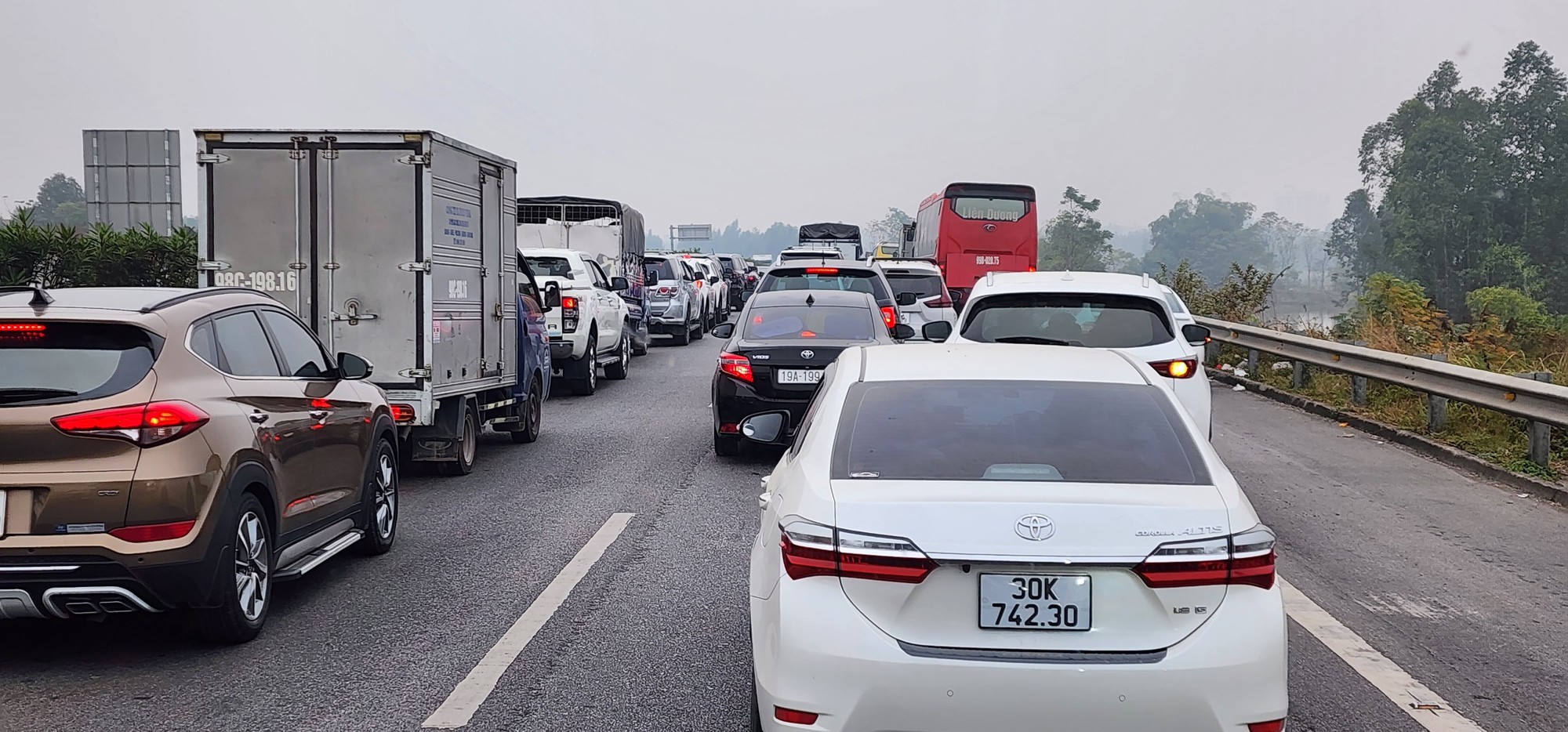 Bốn &ocirc; t&ocirc; đ&acirc;m li&ecirc;n ho&agrave;n, cao tốc Nội B&agrave;i &ndash; L&agrave;o Cai tắc d&agrave;i- Ảnh 4.