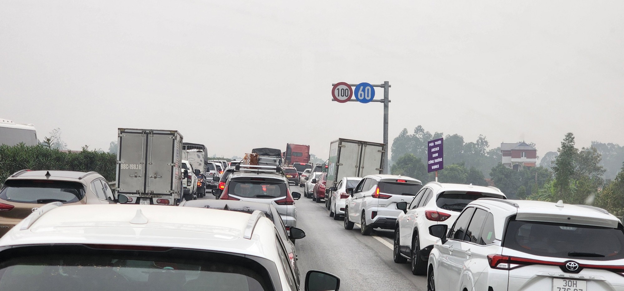 Bốn &ocirc; t&ocirc; đ&acirc;m li&ecirc;n ho&agrave;n, cao tốc Nội B&agrave;i &ndash; L&agrave;o Cai tắc d&agrave;i- Ảnh 10.