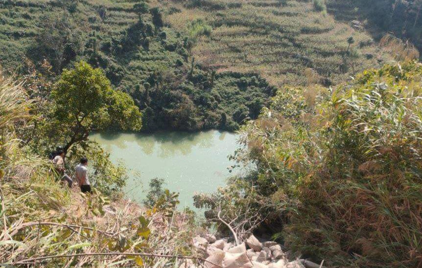 Xe tải lao xuống hồ ở H&agrave; Giang, t&agrave;i xế mất t&iacute;ch- Ảnh 1.