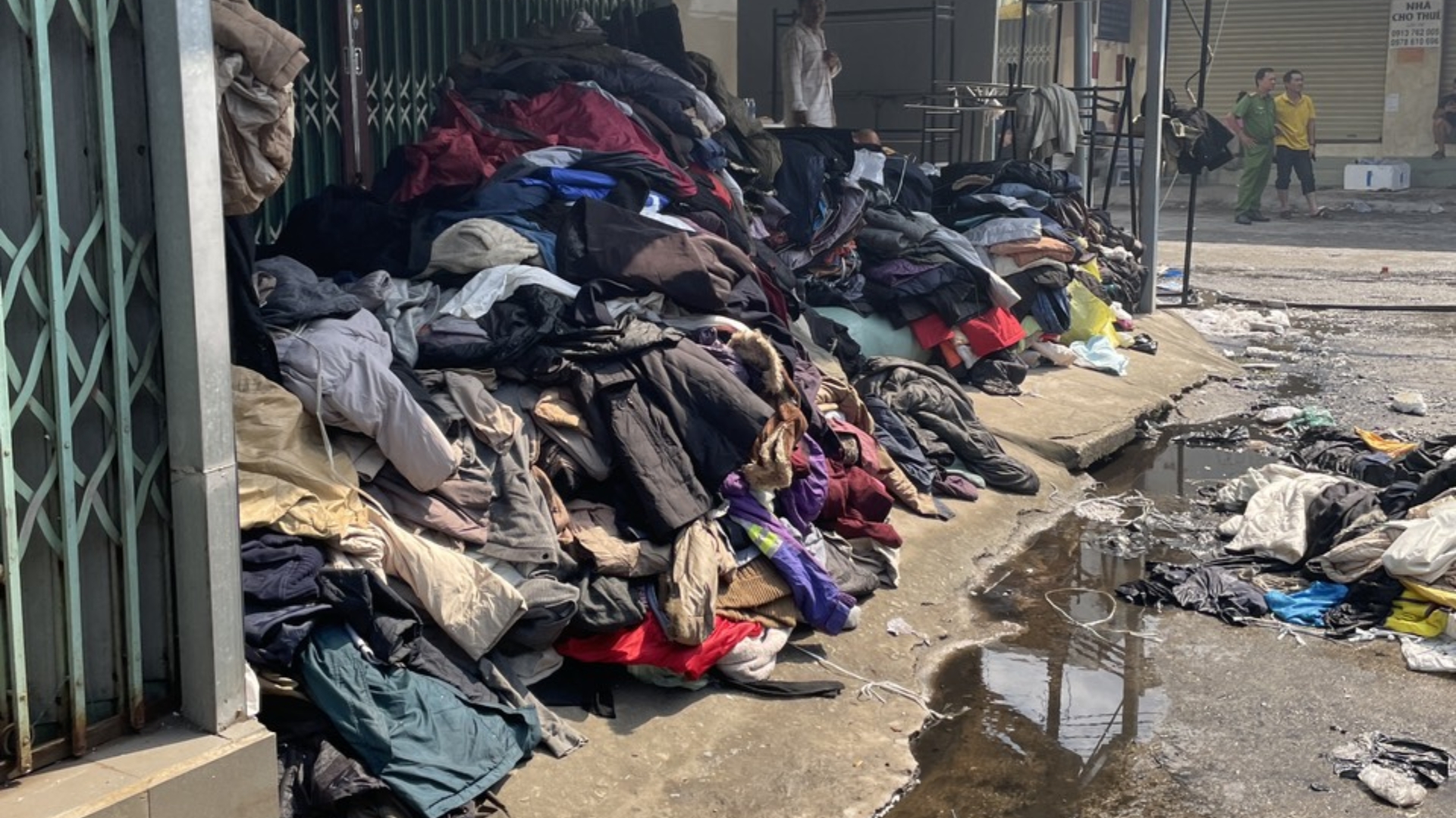 Cháy chợ bán hàng "si đa" lớn nhất ở An Giang- Ảnh 2. Cháy chợ bán hàng "si đa" lớn nhất ở An Giang- Ảnh 2.