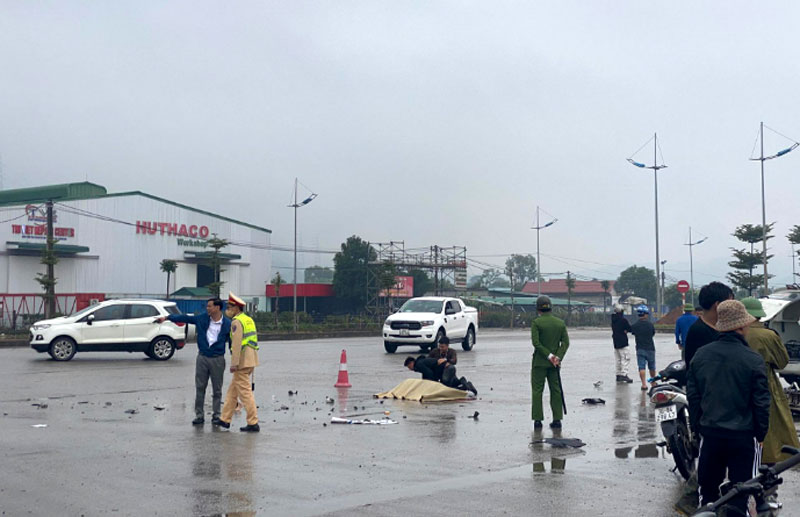 Hiện trường xảy ra vụ TNGT khiến nam thanh ni&ecirc;n tử vong tại chỗ.