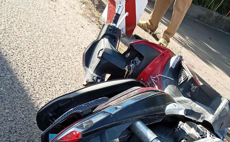 Chiếc xe m&aacute;y tại hiện trường vụ tai nạn.