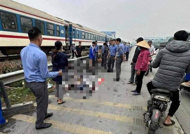 Hiện trường vụ va chạm với t&agrave;u hỏa khiến người đ&agrave;n &ocirc;ng 50 tuổi tử vong.