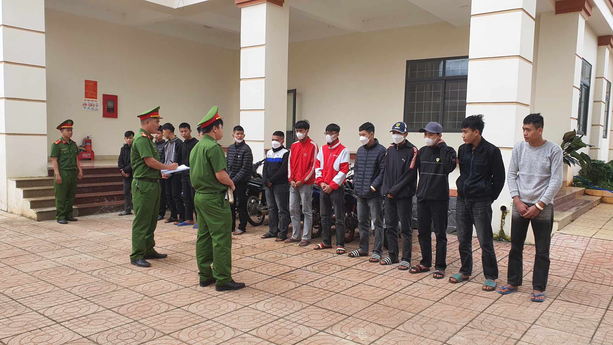 Nh&oacute;m 30 thiếu ni&ecirc;n mang hung kh&iacute; t&igrave;m hung thủ để trả th&ugrave;- Ảnh 1.