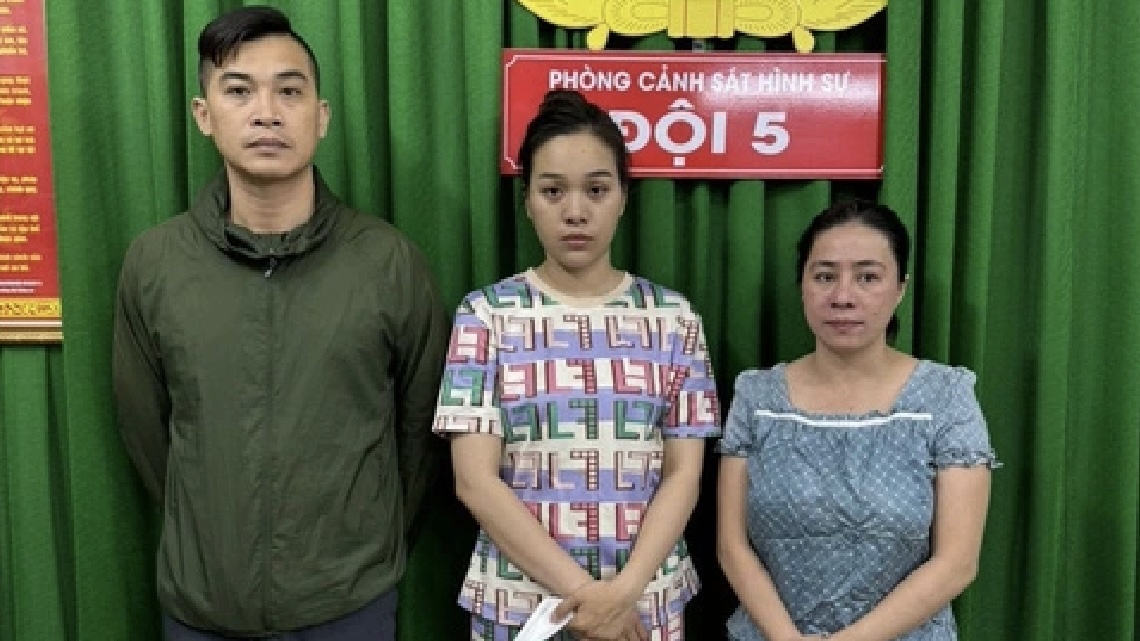 Cơ trưởng một h&atilde;ng h&agrave;ng kh&ocirc;ng c&ugrave;ng bạn g&aacute;i bị bắt v&igrave; chứa mại d&acirc;m- Ảnh 1.