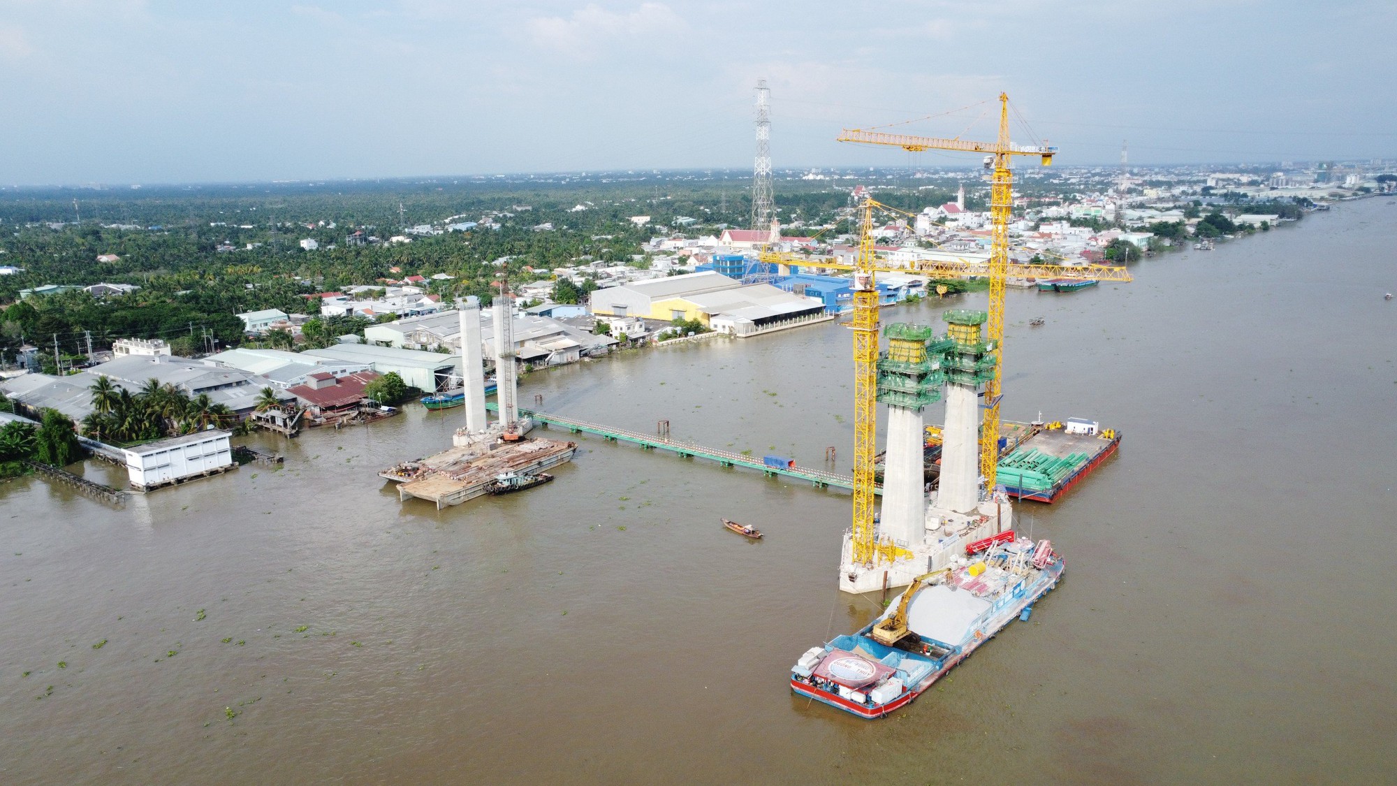 Ng&agrave;y Tết hối hả tr&ecirc;n c&ocirc;ng trường cầu 5.200 tỷ đồng nối Tiền Giang với Bến Tre- Ảnh 7.