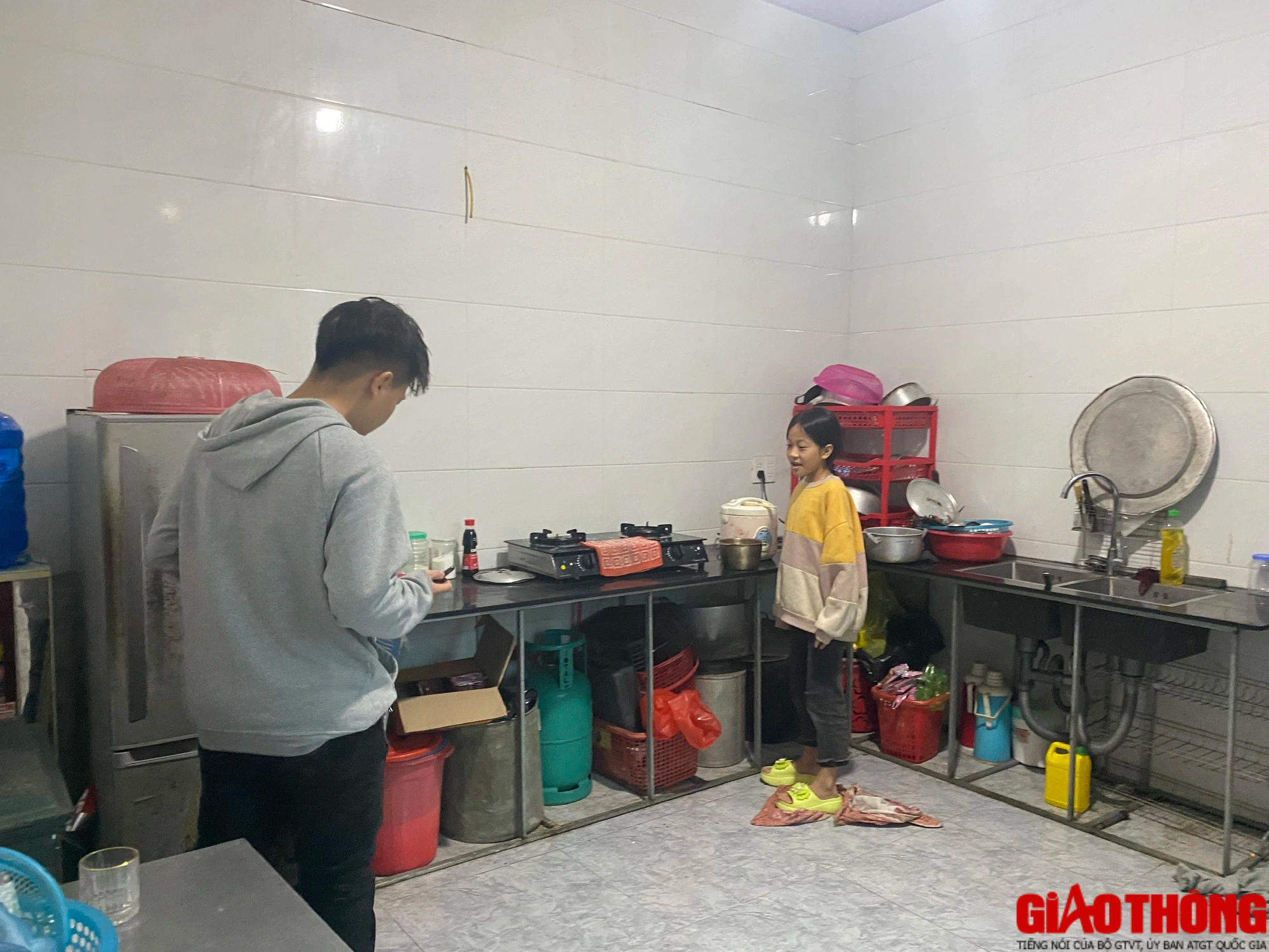 Bố mất v&igrave; tai nạn giao th&ocirc;ng, 3 anh em nương tựa v&agrave;o nhau sống qua ng&agrave;y- Ảnh 1.