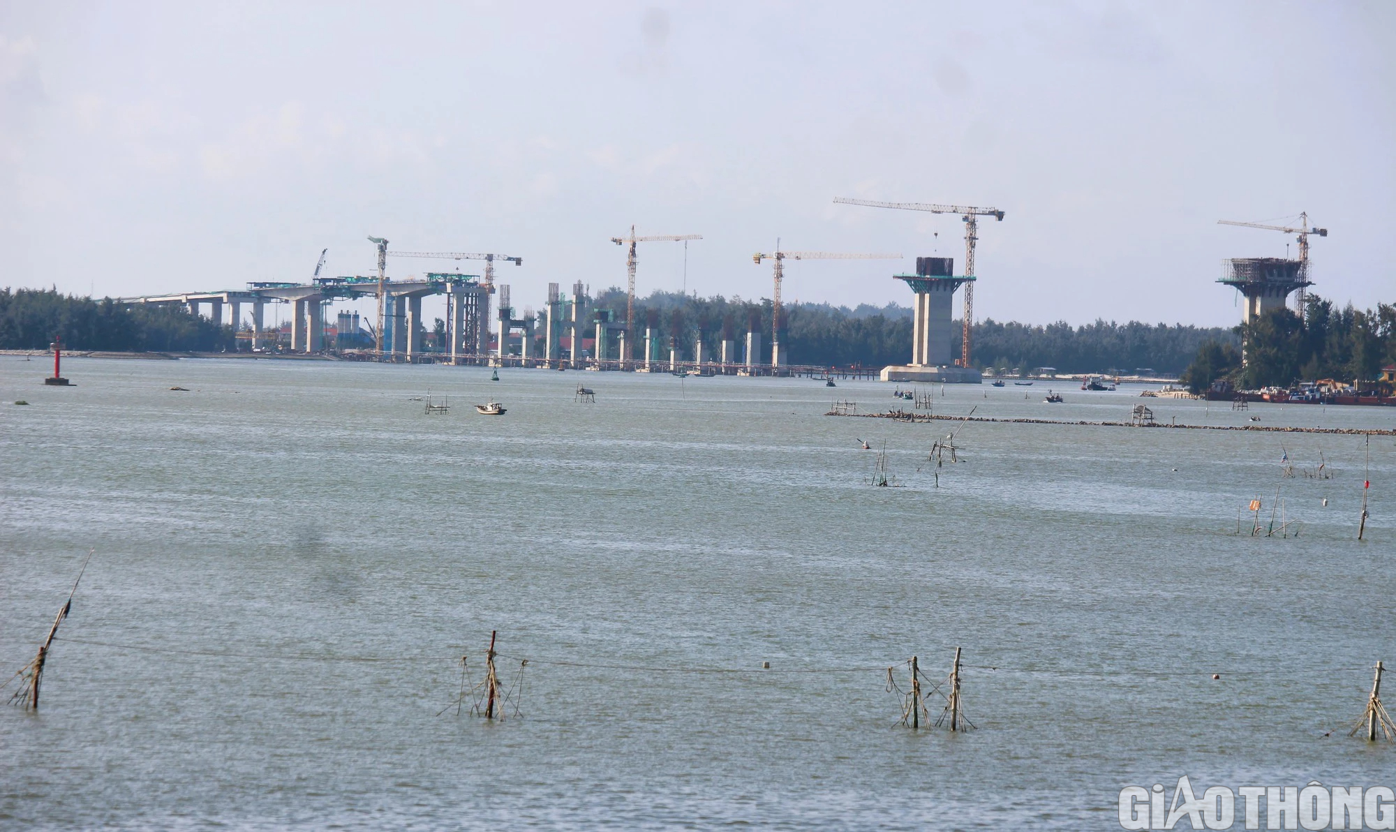 Cầu d&agrave;i 2,3km ở cửa biển Thuận An ra sao sau 22 th&aacute;ng khởi c&ocirc;ng?- Ảnh 3.