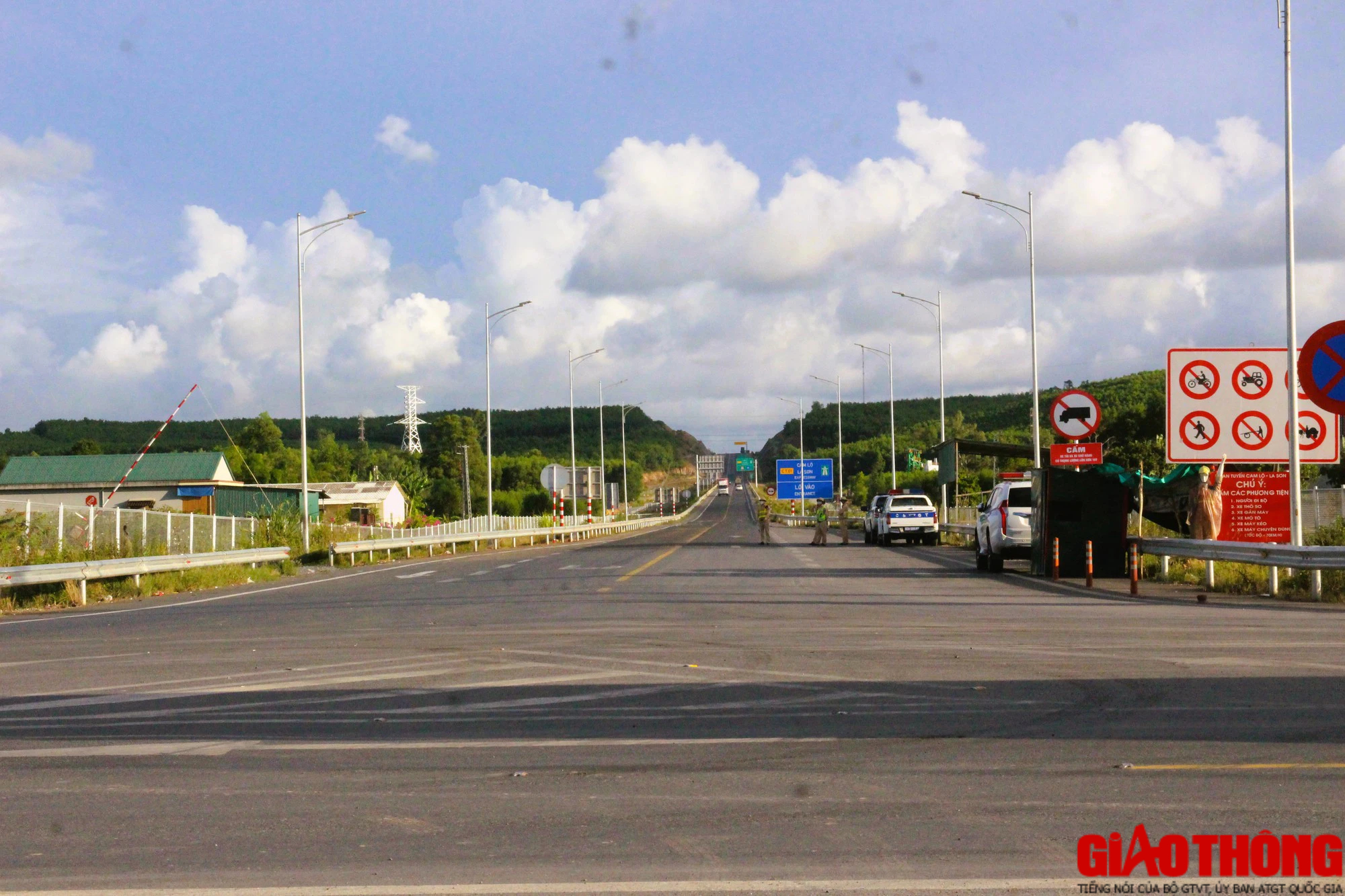 Quảng Trị huy động nguồn lực thực hiện c&aacute;c dự &aacute;n giao th&ocirc;ng trọng điểm- Ảnh 1.