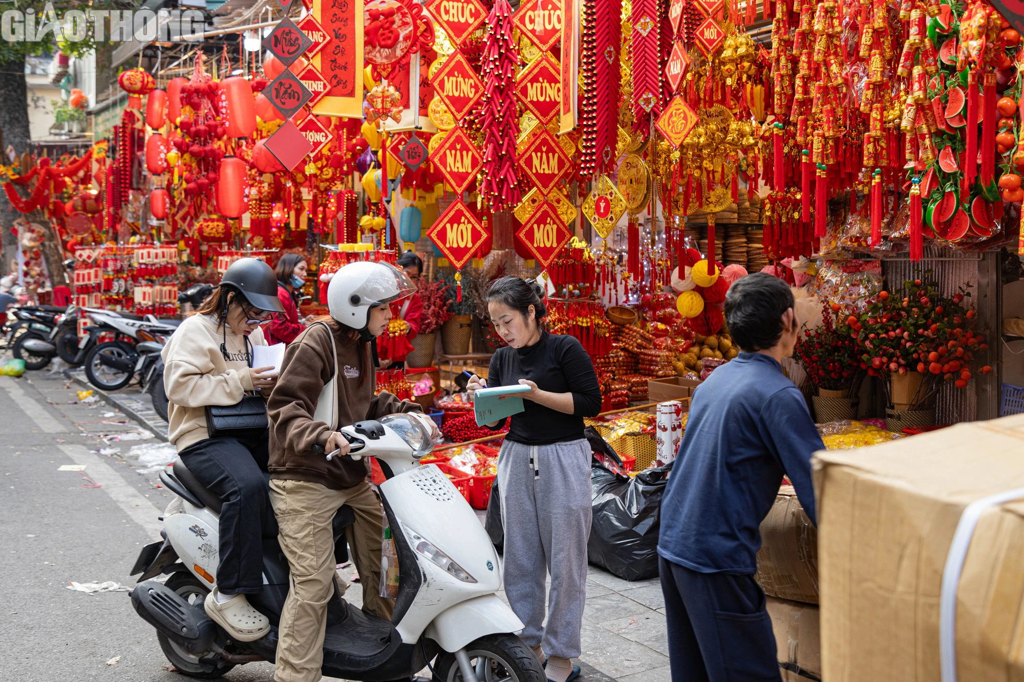 Phố Hàng Mã nhộn nhịp dịp tết Dương lịch- Ảnh 2. Phố Hàng Mã nhộn nhịp dịp tết Dương lịch- Ảnh 2.
