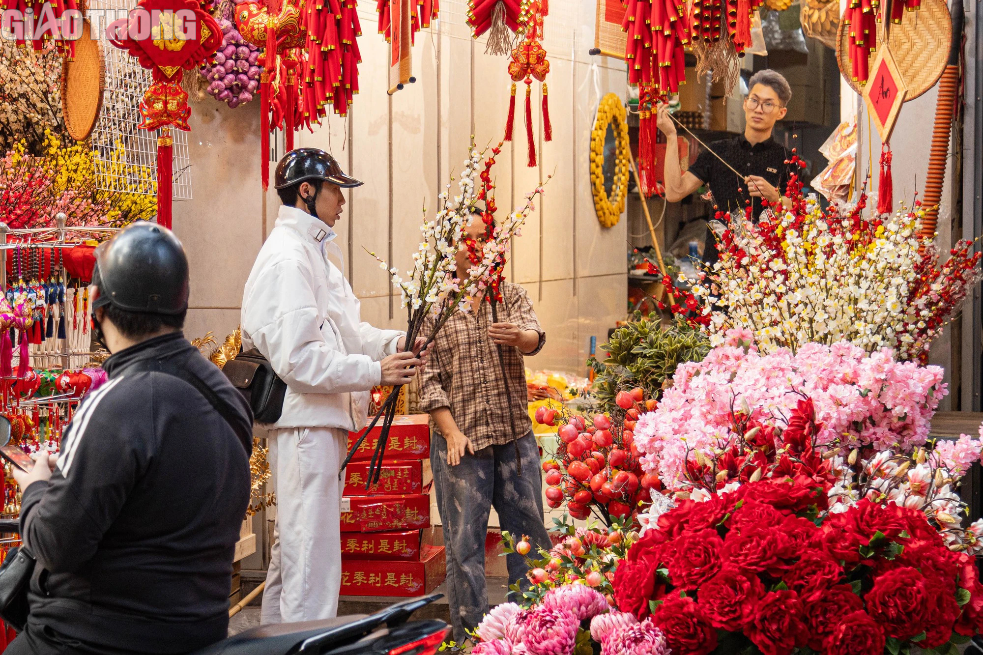 Phố Hàng Mã nhộn nhịp dịp tết Dương lịch- Ảnh 3. Phố Hàng Mã nhộn nhịp dịp tết Dương lịch- Ảnh 3.