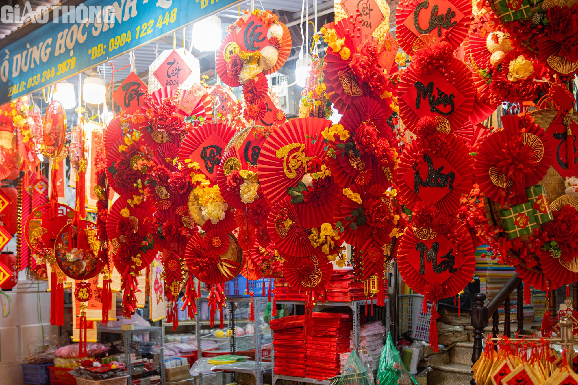 Phố H&agrave;ng M&atilde; nhộn nhịp dịp tết Dương lịch- Ảnh 9.