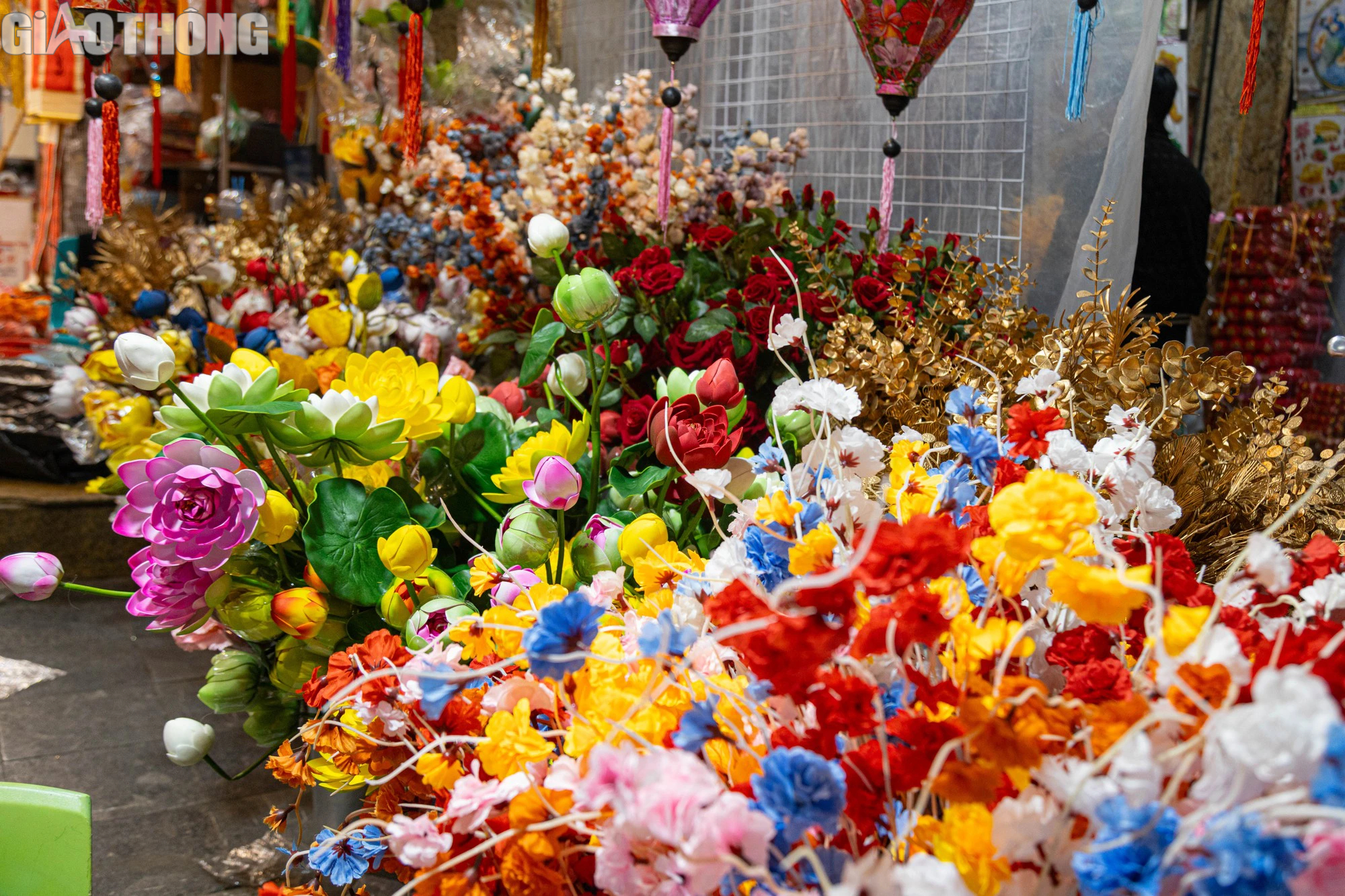 Phố H&agrave;ng M&atilde; nhộn nhịp dịp tết Dương lịch- Ảnh 13.