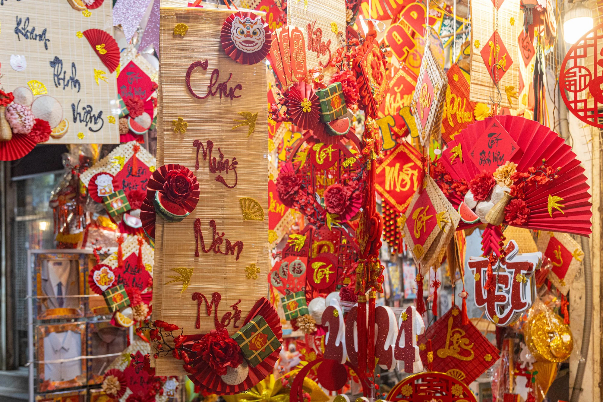 Phố Hàng Mã nhộn nhịp dịp tết Dương lịch- Ảnh 14. Phố Hàng Mã nhộn nhịp dịp tết Dương lịch- Ảnh 14.