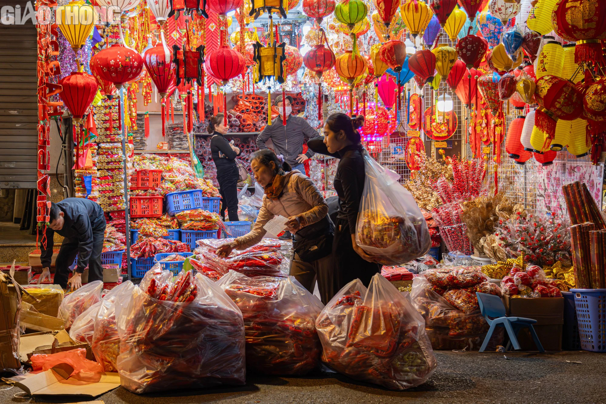 Phố Hàng Mã nhộn nhịp dịp tết Dương lịch- Ảnh 17. Phố Hàng Mã nhộn nhịp dịp tết Dương lịch- Ảnh 17.
