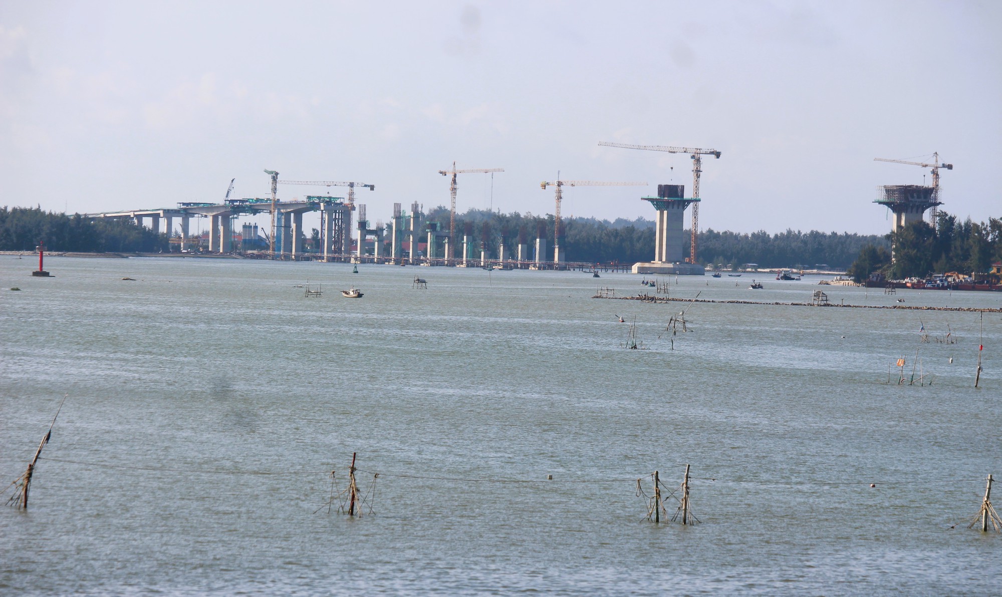 Cầu d&agrave;i 2,3km ở cửa biển Thuận An ra sao sau 22 th&aacute;ng khởi c&ocirc;ng?- Ảnh 5.