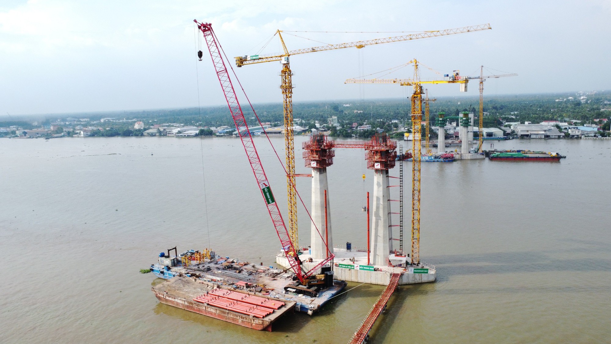 Ng&agrave;y Tết hối hả tr&ecirc;n c&ocirc;ng trường cầu 5.200 tỷ đồng nối Tiền Giang với Bến Tre- Ảnh 4.