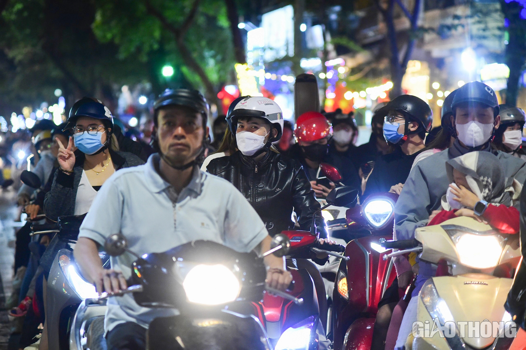 Biển người đổ ra đường chờ đ&oacute;n thời khắc bước sang năm mới 2024- Ảnh 3.