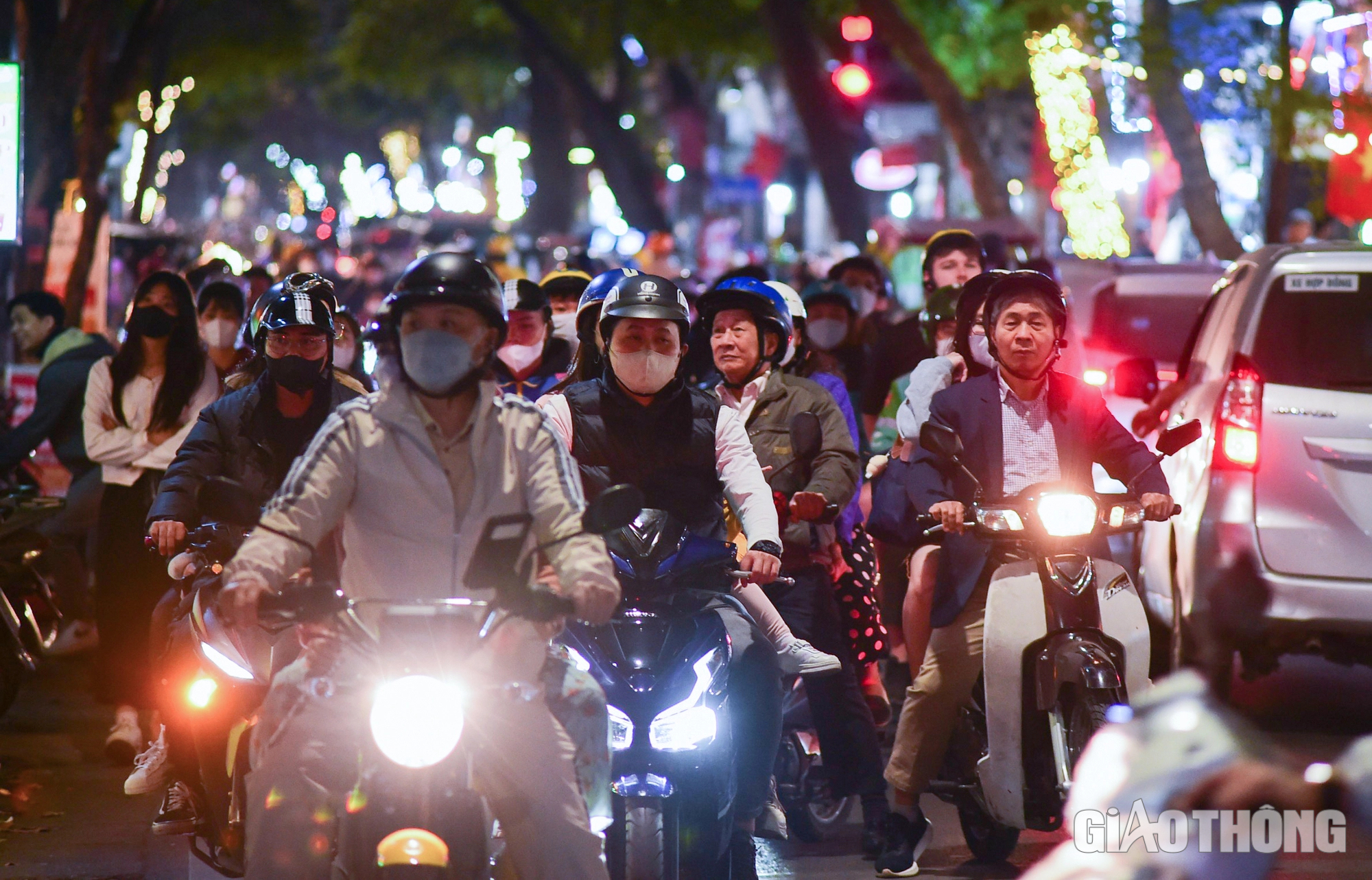 Biển người đổ ra đường chờ đ&oacute;n thời khắc bước sang năm mới 2024- Ảnh 4.