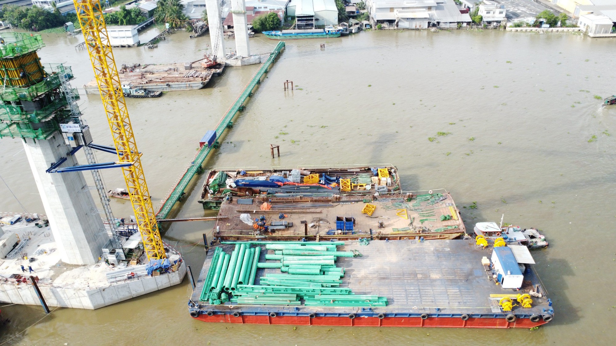 Ng&agrave;y Tết hối hả tr&ecirc;n c&ocirc;ng trường cầu 5.200 tỷ đồng nối Tiền Giang với Bến Tre- Ảnh 3.