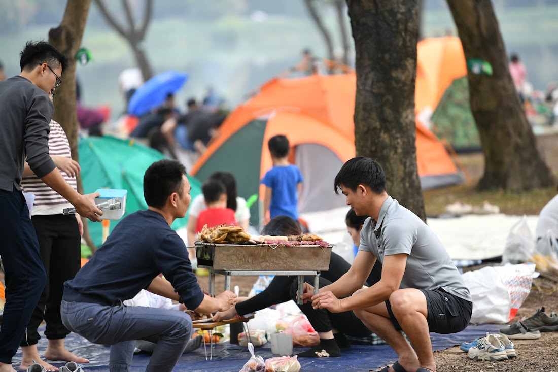 Người d&acirc;n dựng lều, trải bạt, đổ x&ocirc; về c&aacute;c c&ocirc;ng vi&ecirc;n ở H&agrave; Nội dịp nghỉ tết - Ảnh 10.