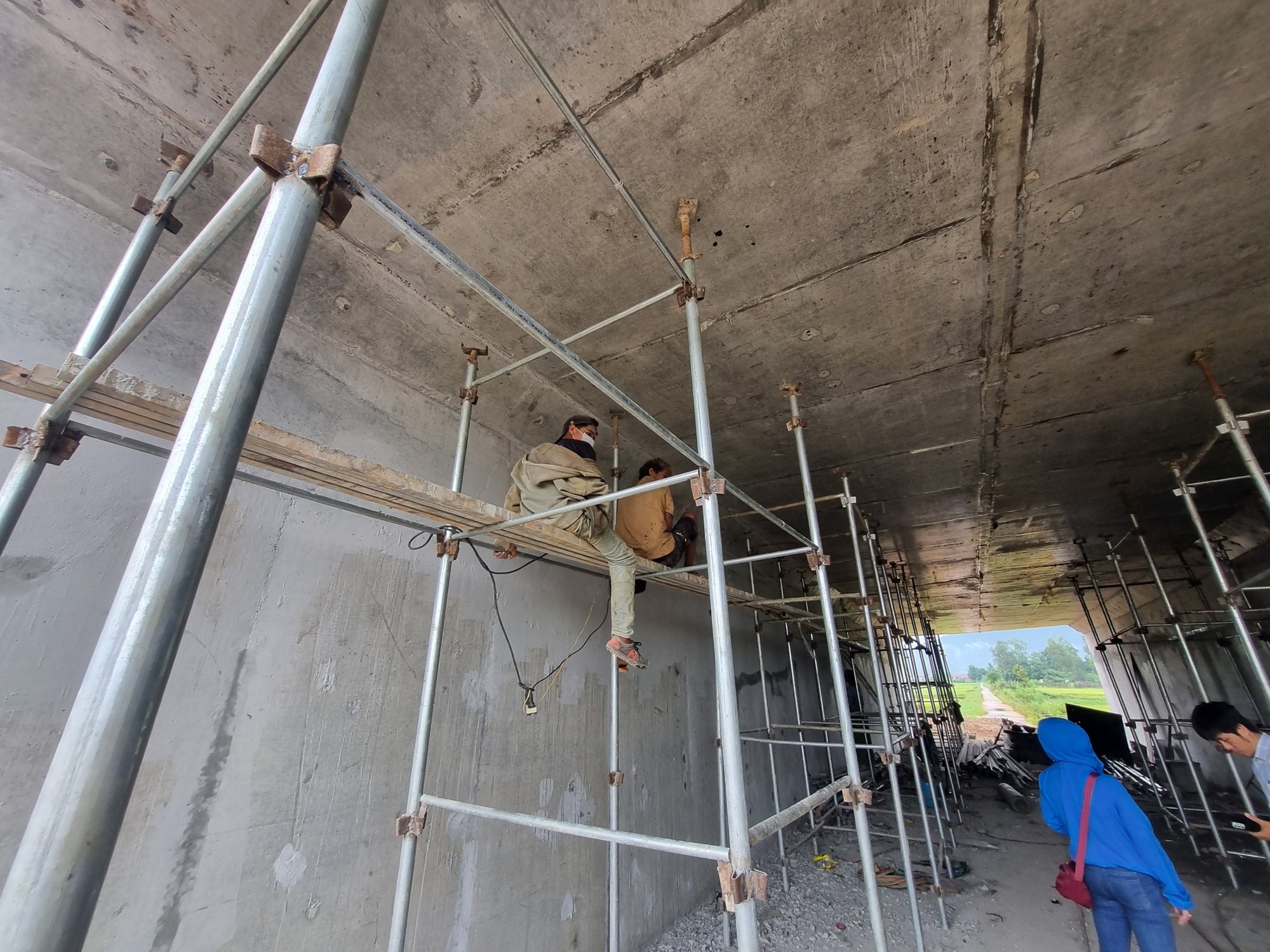 Nỗ lực giải ph&oacute;ng những ng&ocirc;i nh&agrave; cuối c&ugrave;ng tr&ecirc;n cao tốc Bắc - Nam qua B&igrave;nh Định - Ảnh 1.