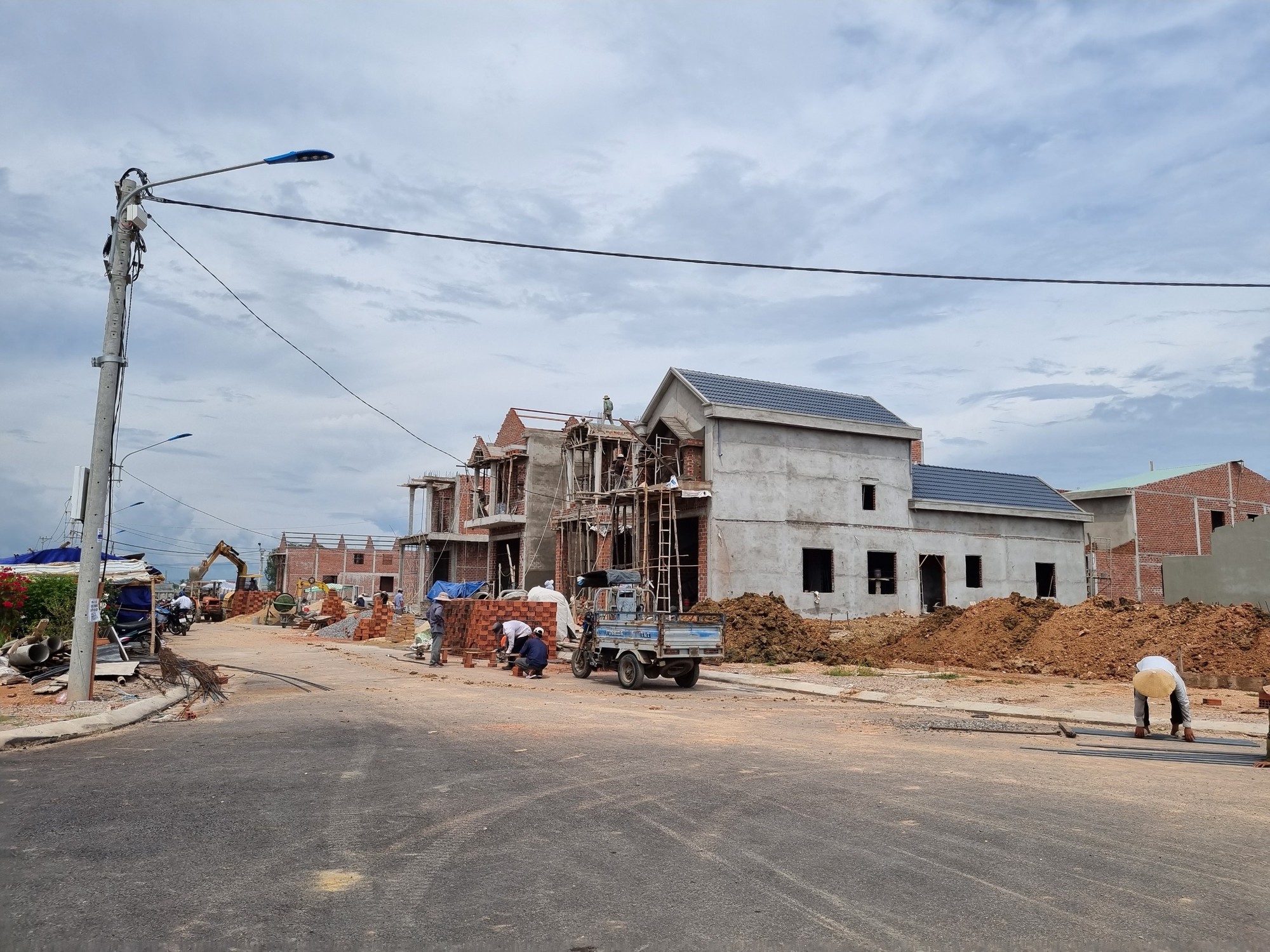 Nỗ lực giải ph&oacute;ng những ng&ocirc;i nh&agrave; cuối c&ugrave;ng tr&ecirc;n cao tốc Bắc - Nam qua B&igrave;nh Định - Ảnh 2.