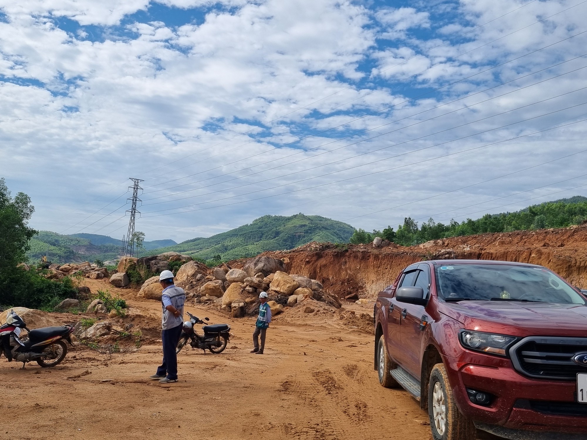 Tỉnh ủy Ph&uacute; Y&ecirc;n y&ecirc;u cầu kiểm tra t&igrave;nh trạng khai th&aacute;c mỏ vật liệu phục vụ cao tốc- Ảnh 1.