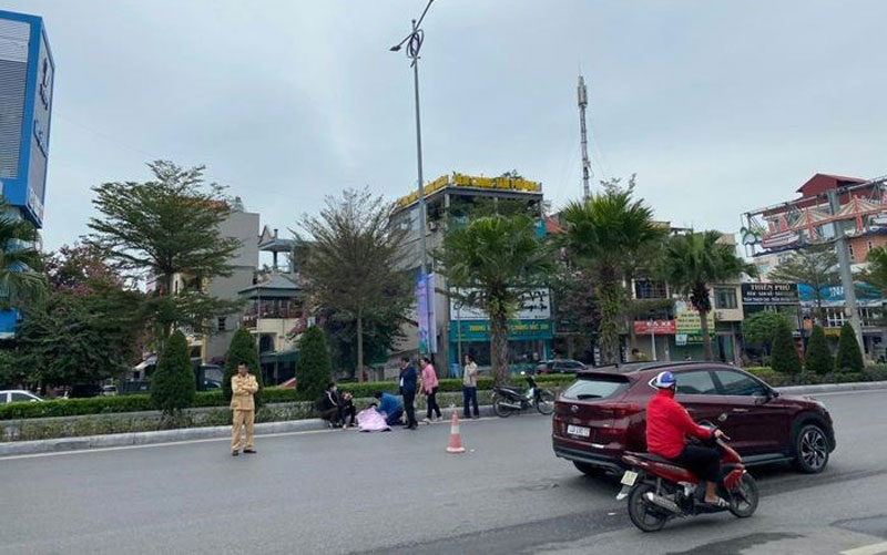 Hiện trường nơi người đ&agrave;n &ocirc;ng tử vong trong tư thế ngồi dựa v&agrave;o dải ph&acirc;n c&aacute;ch cứng tr&ecirc;n quốc lộ 18 ở TP Hạ Long