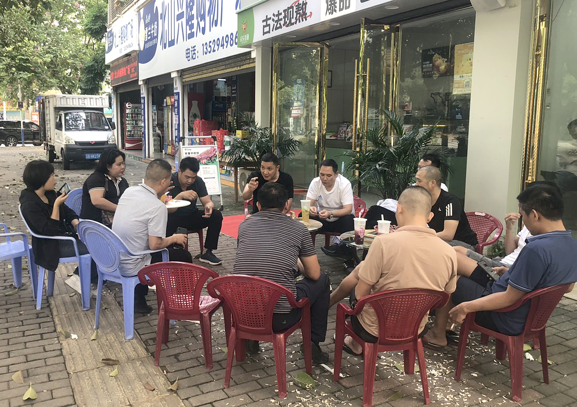 Chủ xe lo tay trắng sau chuyến h&agrave;ng qua bi&ecirc;n giới - Ảnh 1.