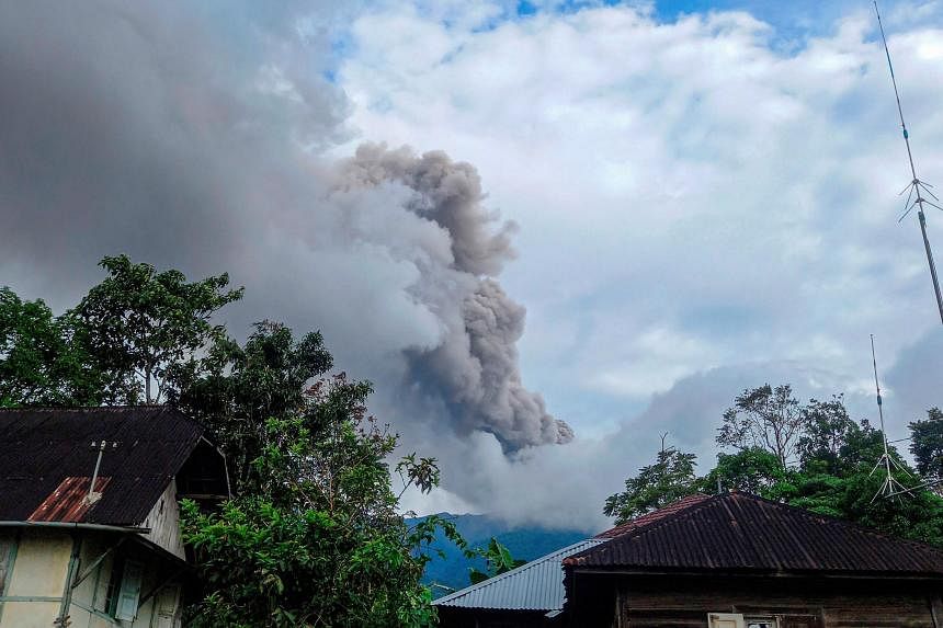 Núi lửa phun trào tại Indonesia, ít nhất 11 người thiệt mạng - Ảnh 1. Núi lửa phun trào tại Indonesia, ít nhất 11 người thiệt mạng - Ảnh 1.