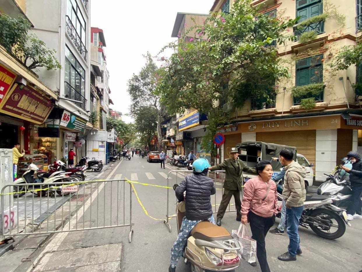 H&agrave; Nội: Xe Mercedes t&ocirc;ng đổ tường nh&agrave; d&acirc;n tr&ecirc;n phố H&agrave;ng Bạc  - Ảnh 2.