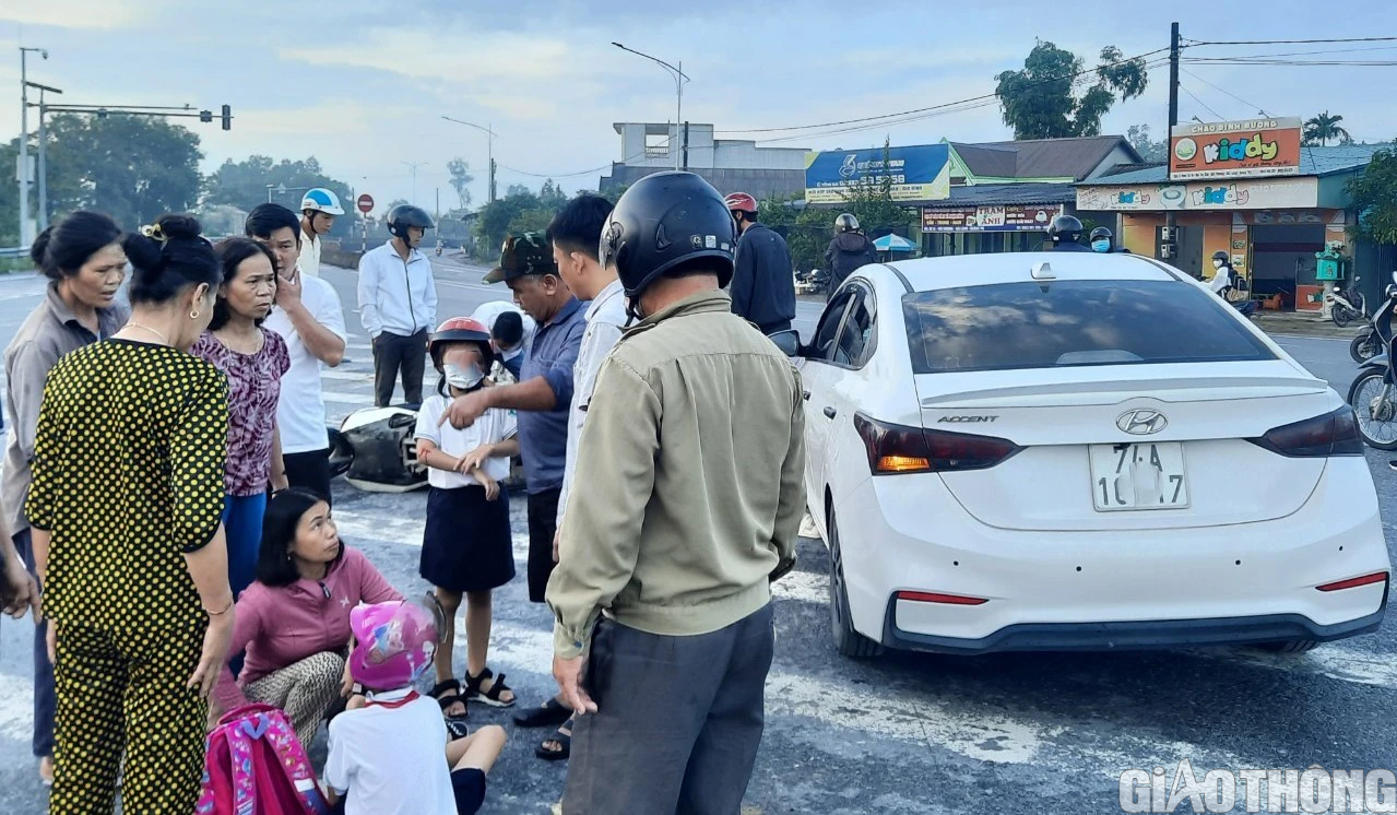 Trao tặng hơn 13.300 mũ bảo hiểm &ldquo;Giữ trọn ước mơ&rdquo; cho học sinh ở Quảng Trị - Ảnh 4.