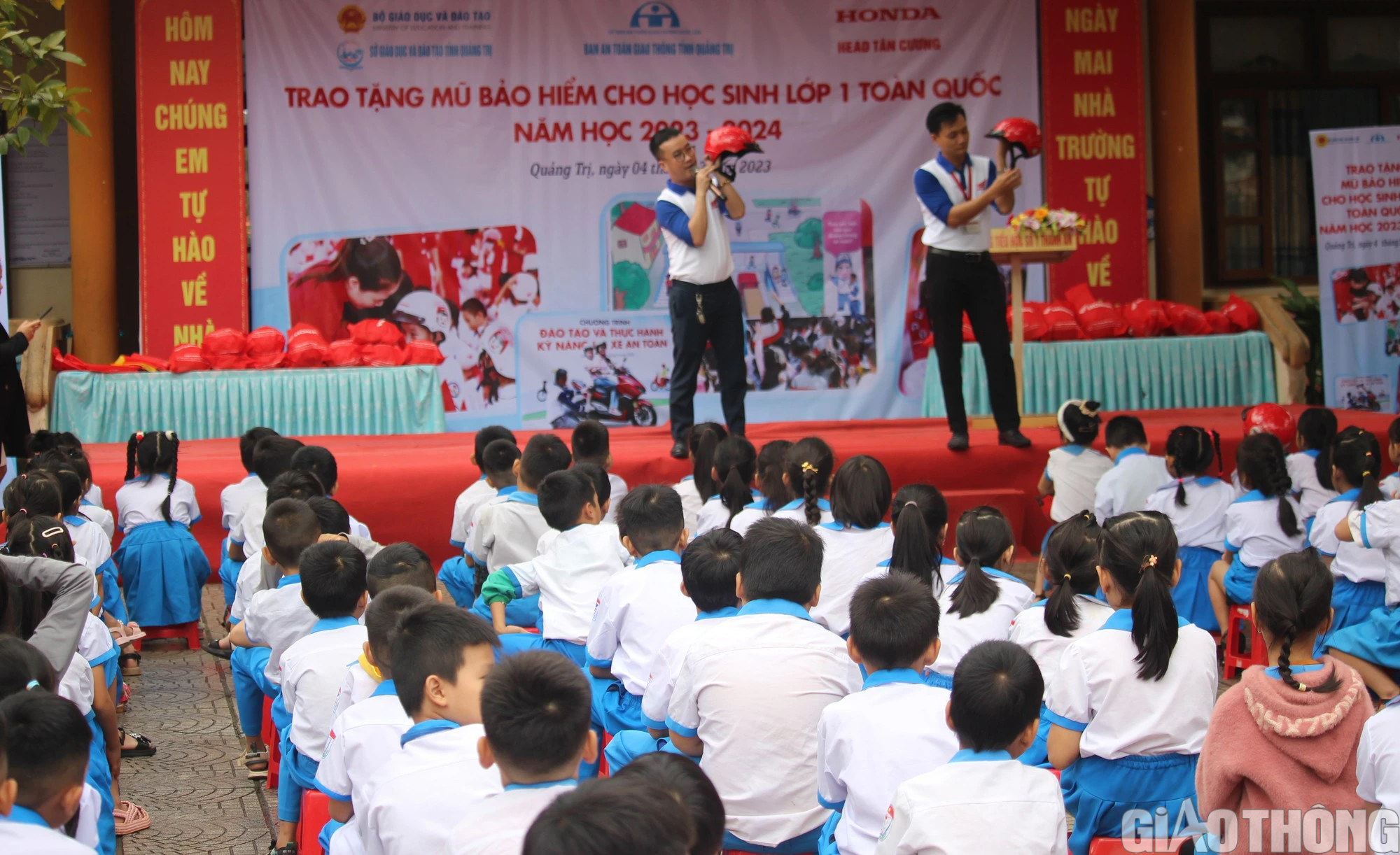 Trao tặng hơn 13.300 mũ bảo hiểm &ldquo;Giữ trọn ước mơ&rdquo; cho học sinh ở Quảng Trị - Ảnh 5.