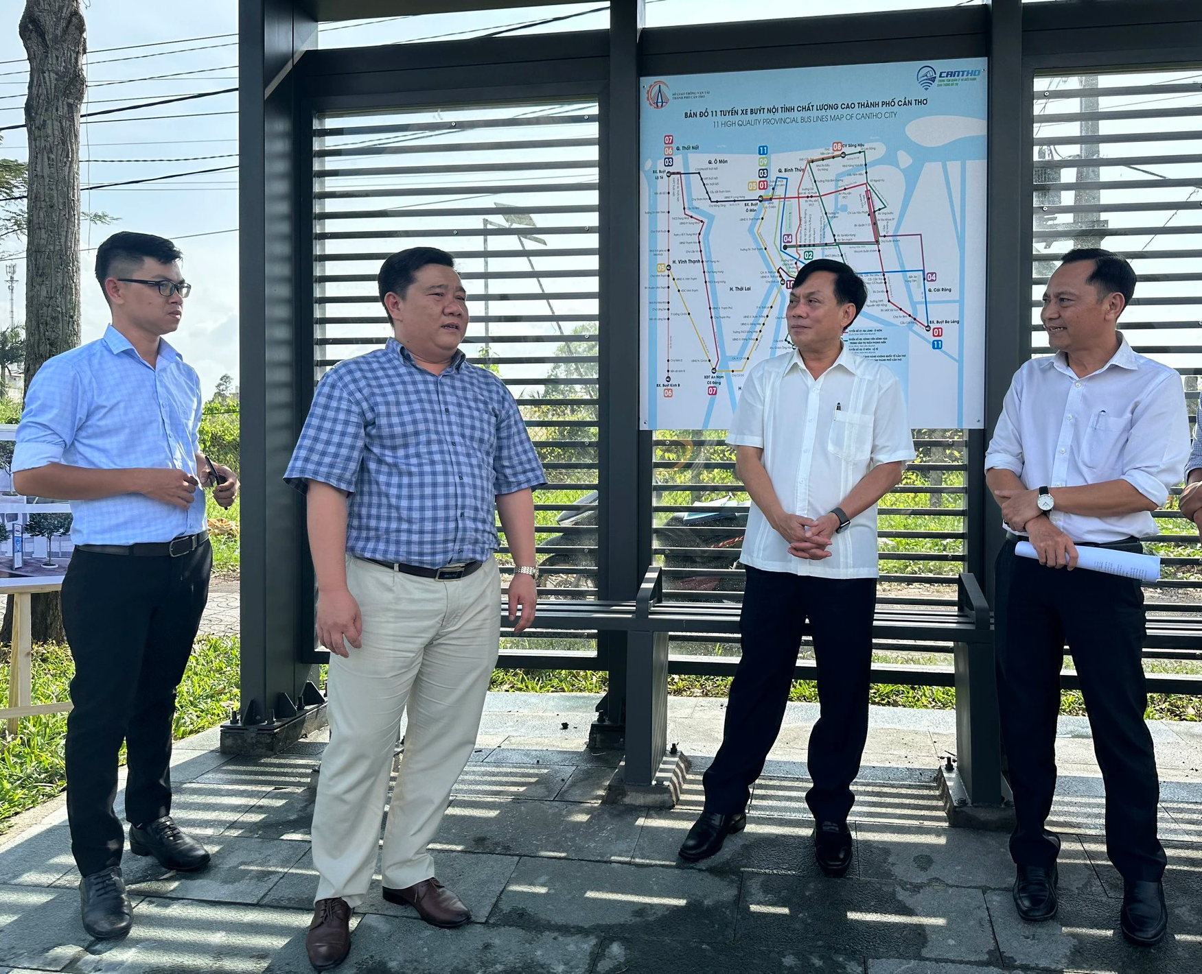 Cần Thơ: Năm 2024, sẽ đấu thầu quảng c&aacute;o c&aacute;c tại c&aacute;c nh&agrave; chờ xe bu&yacute;t - Ảnh 1.