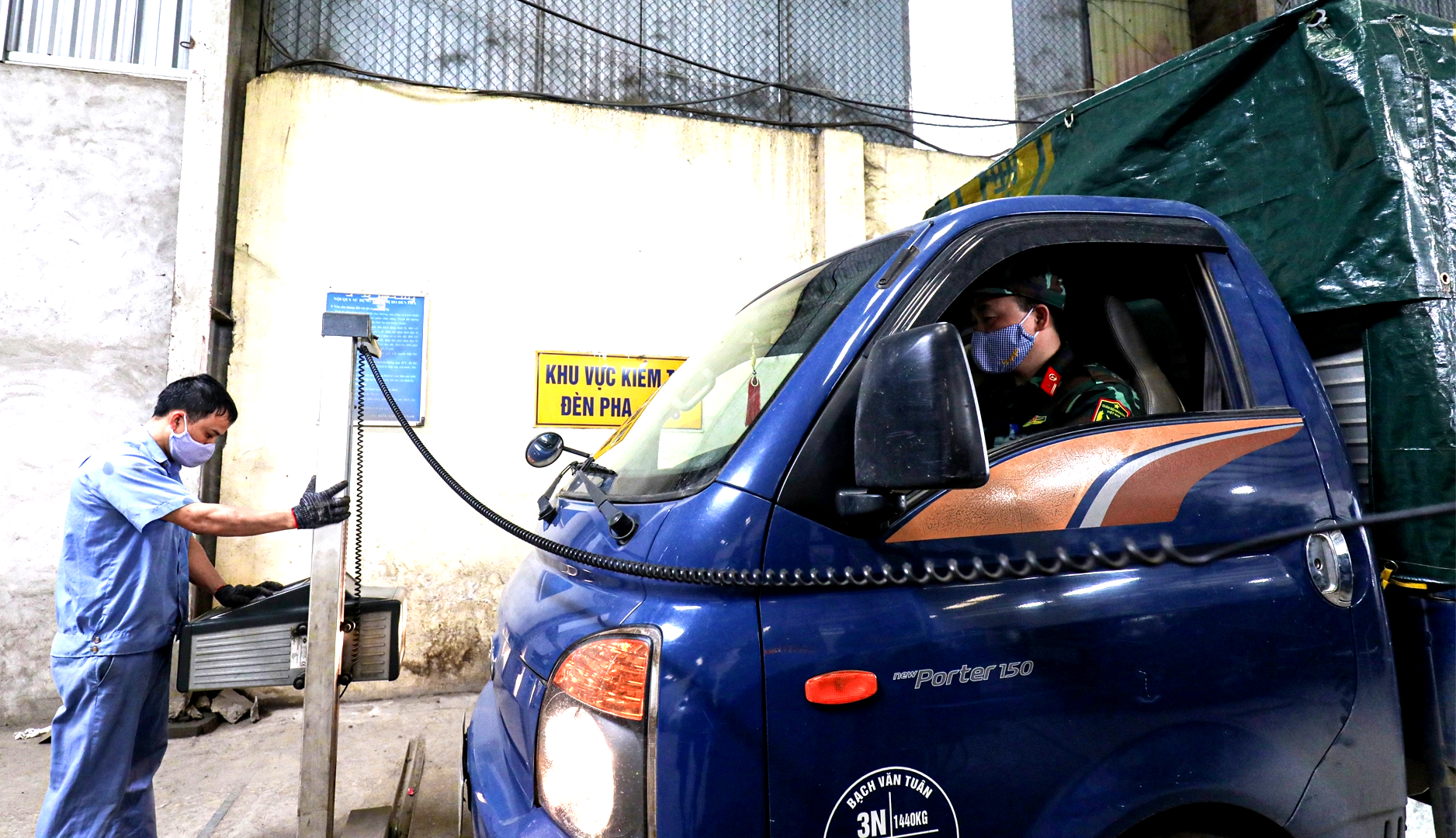 Đăng kiểm viên kiểm tra đèn chiếu sáng phía trước thế nào? - Ảnh 1. Đăng kiểm viên kiểm tra đèn chiếu sáng phía trước thế nào? - Ảnh 1.