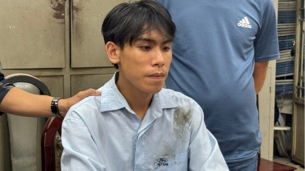 Trinh s&aacute;t h&igrave;nh sự ập v&agrave;o tiệm game bắt kẻ d&ugrave;ng s&uacute;ng giả cướp tiệm v&agrave;ng - Ảnh 1.