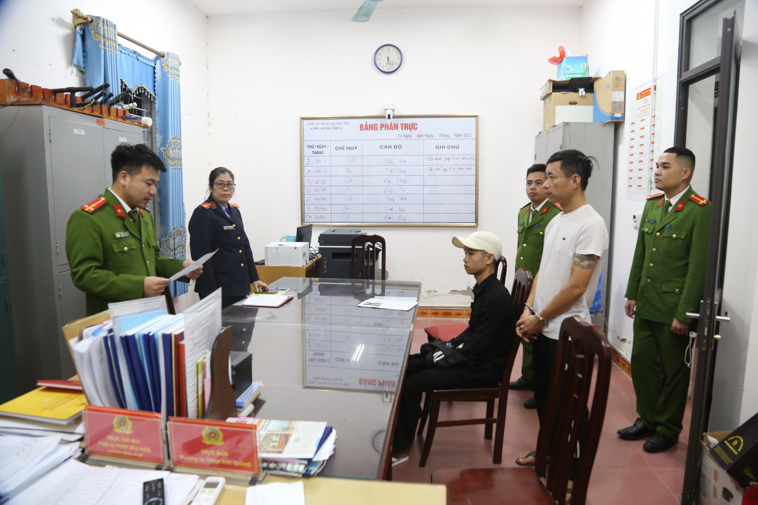 Bố rủ đồng bọn mang theo hung kh&iacute; g&acirc;y &aacute;n mạng khi đi trả th&ugrave; cho con trai bị đ&aacute;nh - Ảnh 1.
