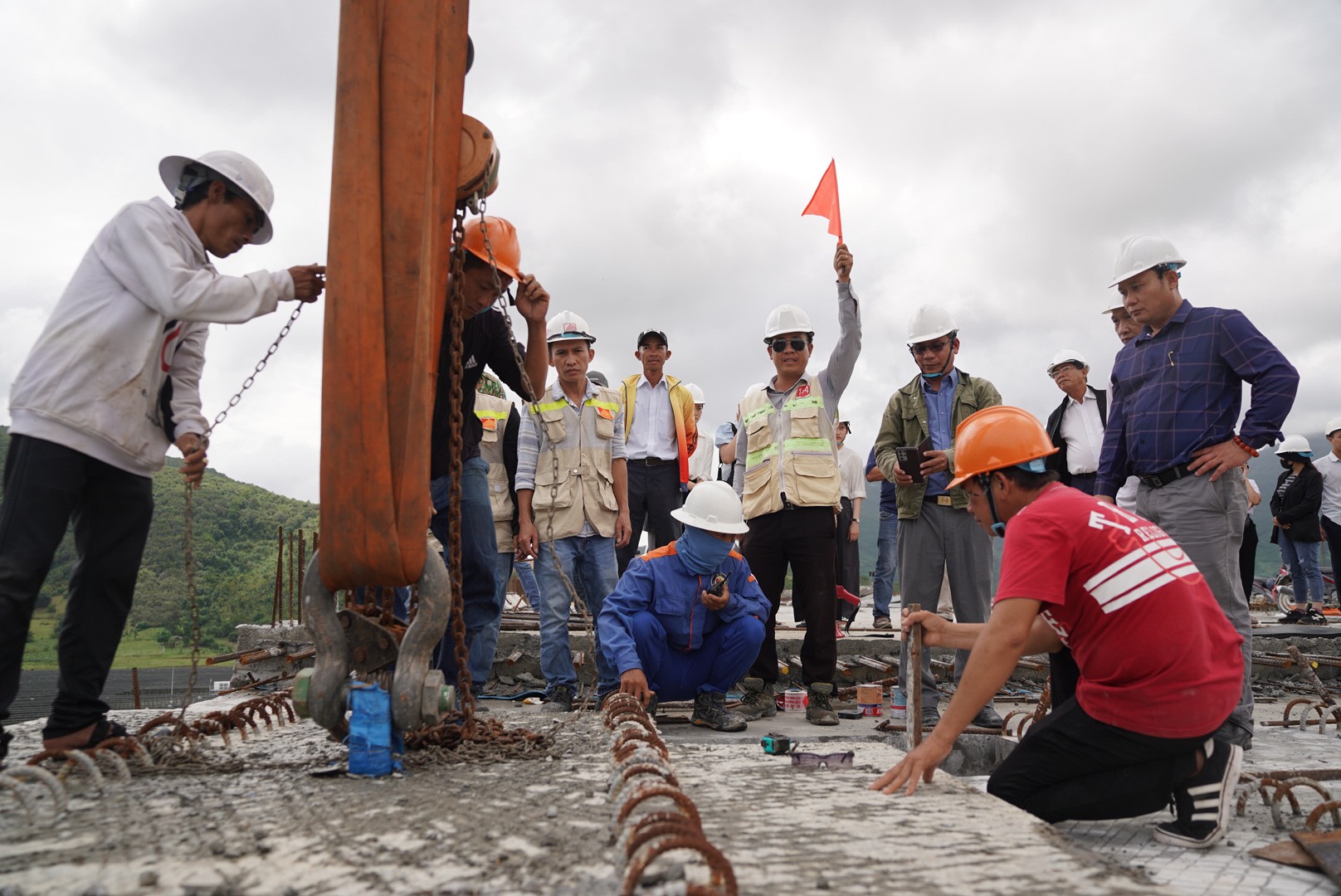 Hợp long cầu cao hơn 47m, nối th&ocirc;ng to&agrave;n dự &aacute;n cao tốc Cam L&acirc;m - Vĩnh Hảo - Ảnh 2.