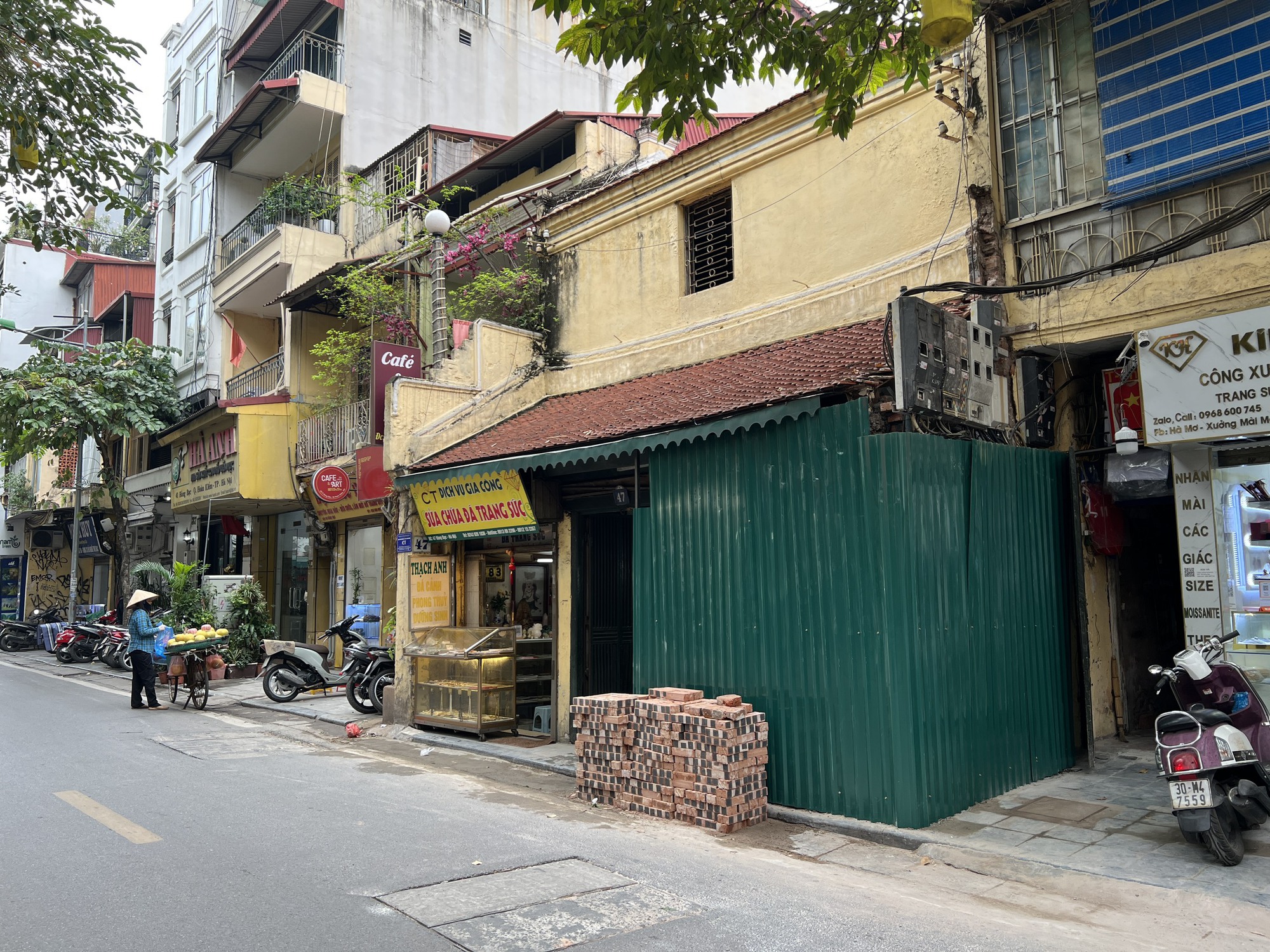 B&ecirc;n trong ng&ocirc;i nh&agrave; cổ nhất H&agrave; Nội bị Mercedes t&ocirc;ng đổ tường c&oacute; g&igrave;? - Ảnh 5.